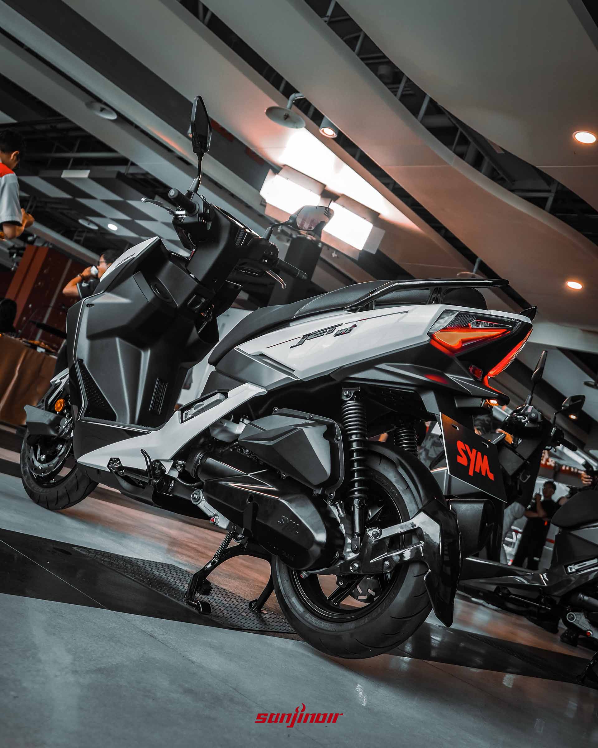 SYM Jet SL+ 白色車款右後方視角，展示俐落的車尾線條與後避震。