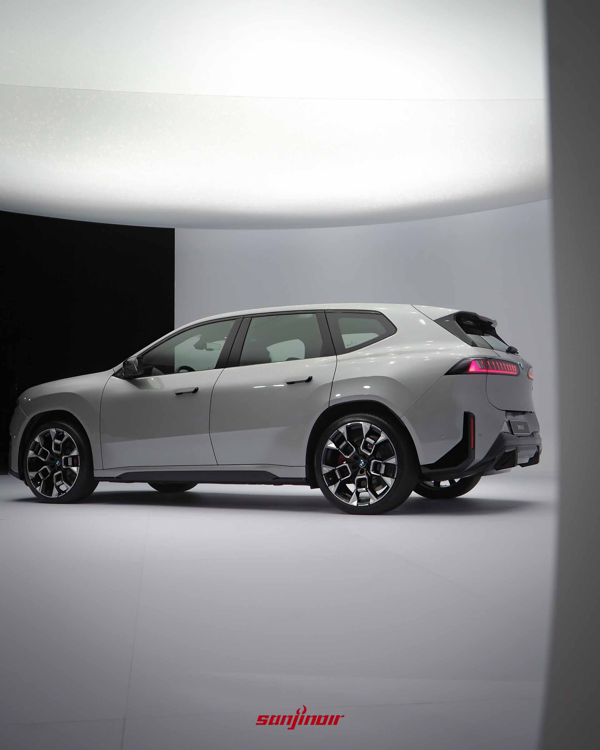 BMW iX3的後斜側面特寫,可見向內收縮的D柱窗框線條與剛硬的後輪拱立體肌肉感。