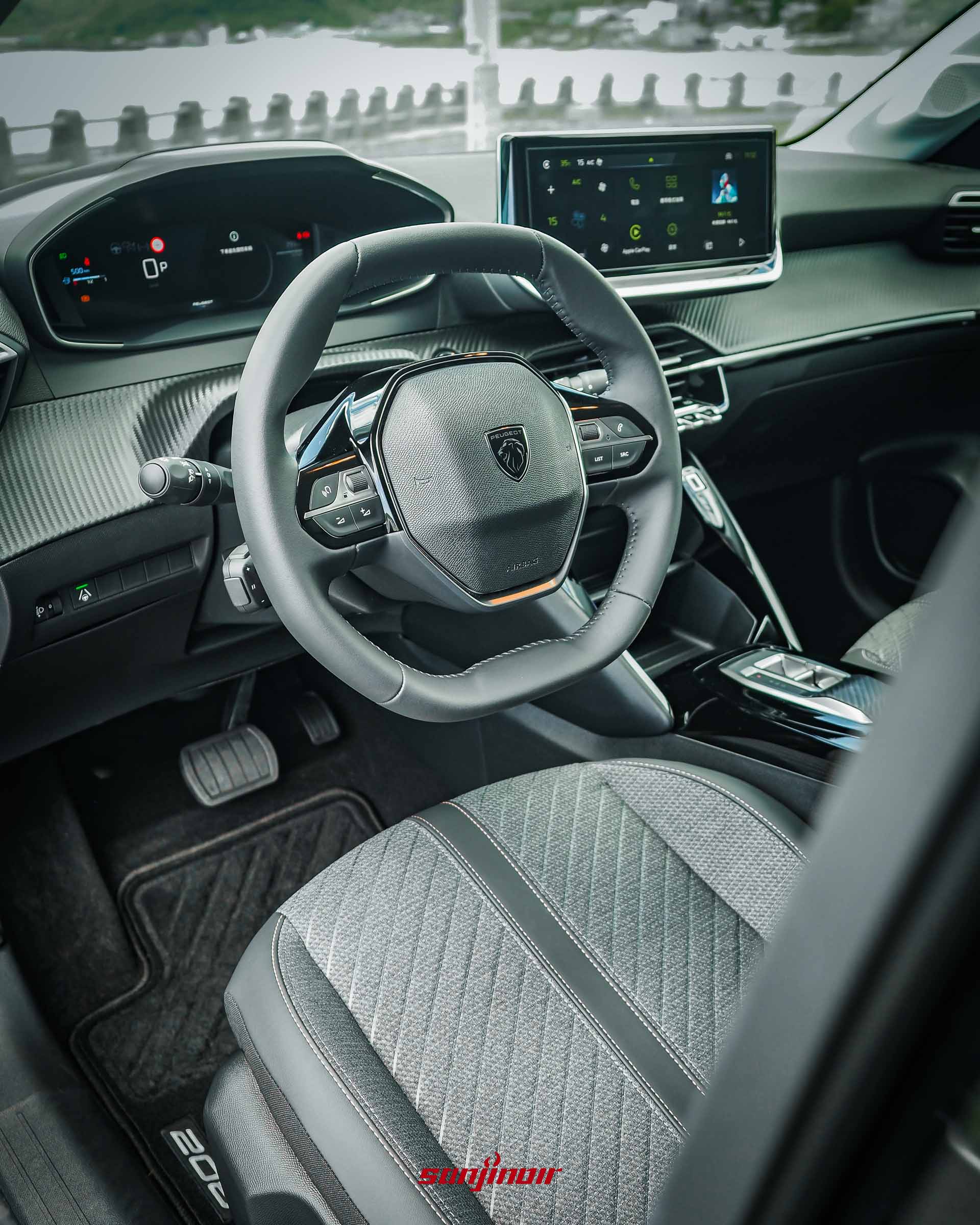PEUGEOT 208 Hybrid駕駛座艙包含小盤徑方向盤與10吋HD全彩觸控螢幕。