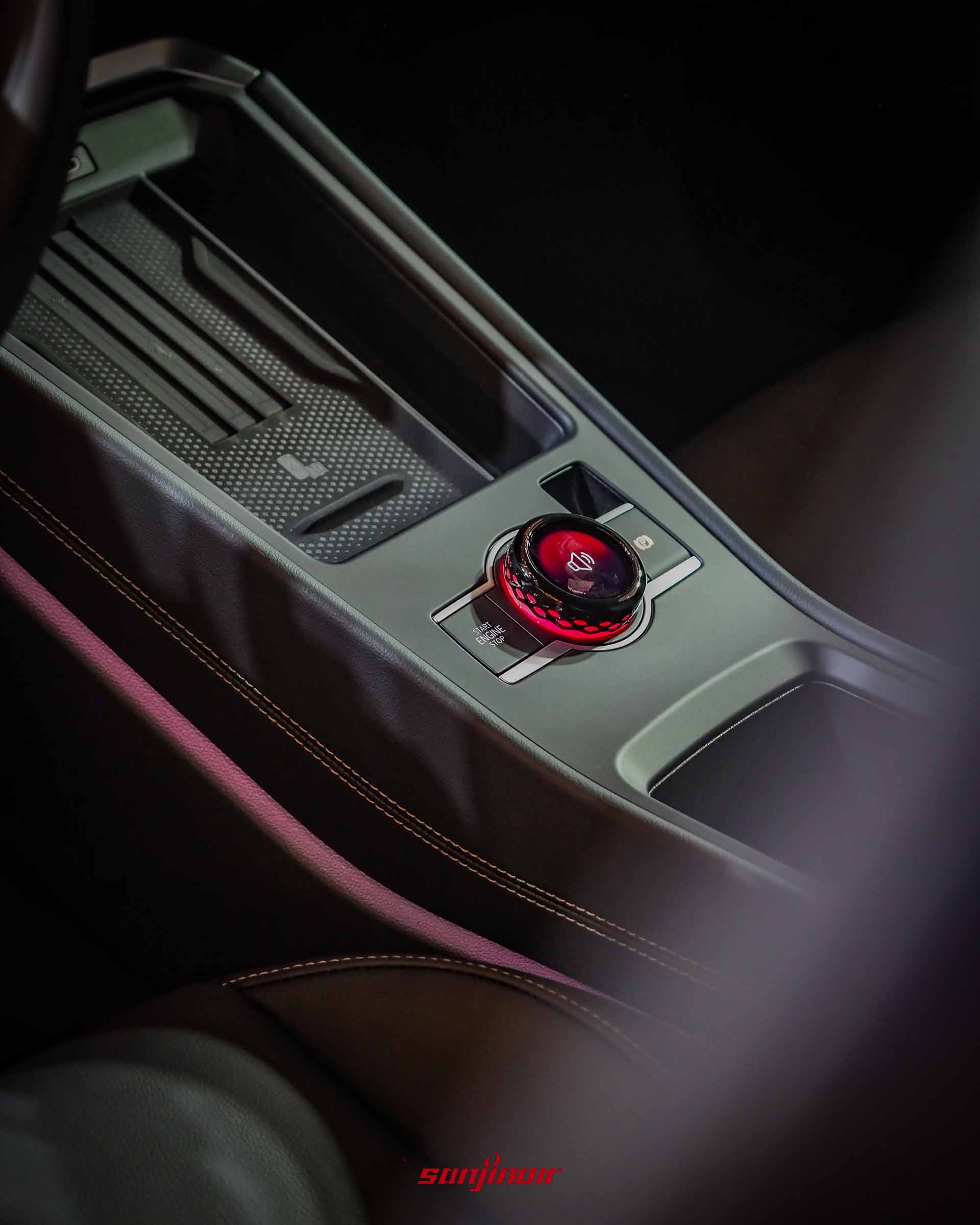 Volkswagen T-Roc中央鞍座近照,聚焦於帶有紅色背光的全新中央數位控制旋鈕以及一旁的引擎啟閉(Start/Stop)按鍵。
