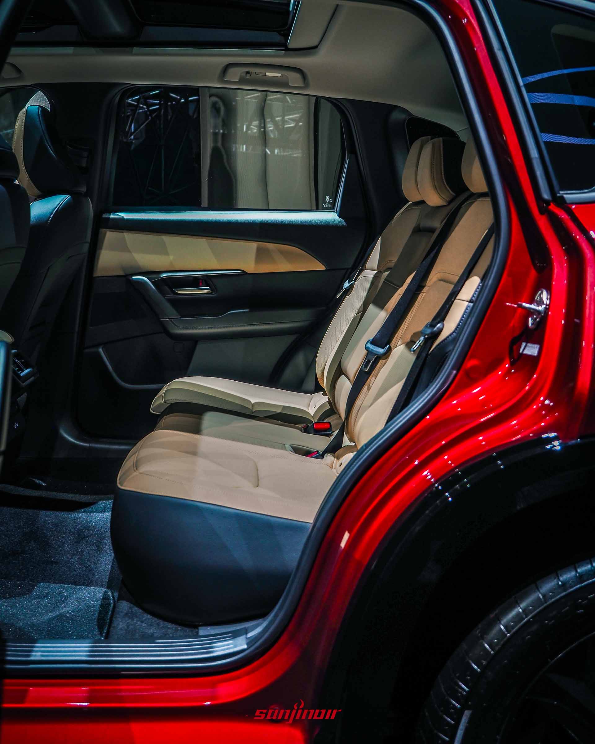 全新MAZDA CX-5後座空間,展示荒漠棕與夜幕黑雙色拼接的人體工學適壓包覆座椅。