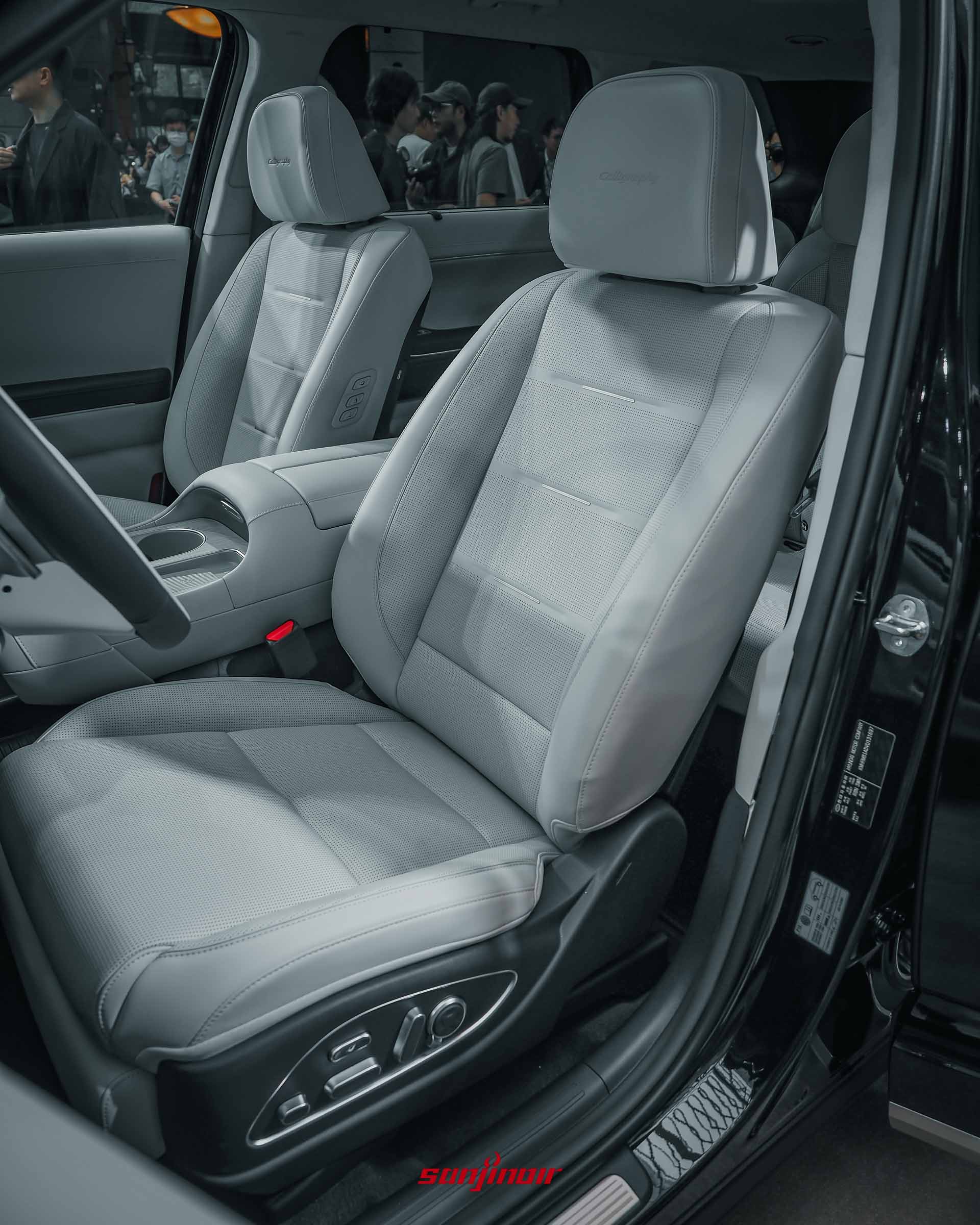 2026 Hyundai Palisade前排淺灰白色真皮座椅特寫，頭枕印有Calligraphy專屬字樣，椅墊側邊具備多個電動調整按鍵。