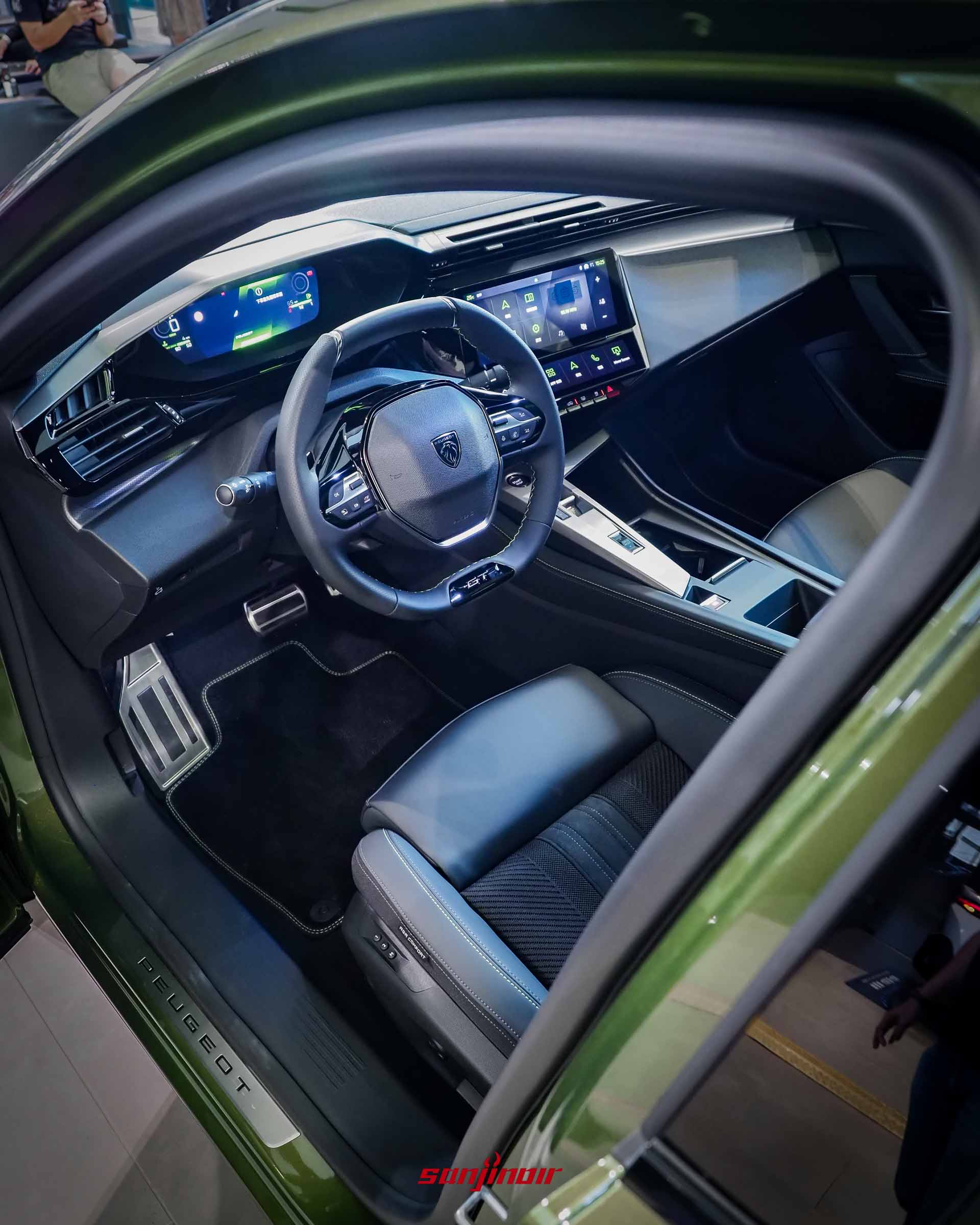 PEUGEOT 408車室內裝照，展示駕駛導向座艙、方向盤與中控螢幕。