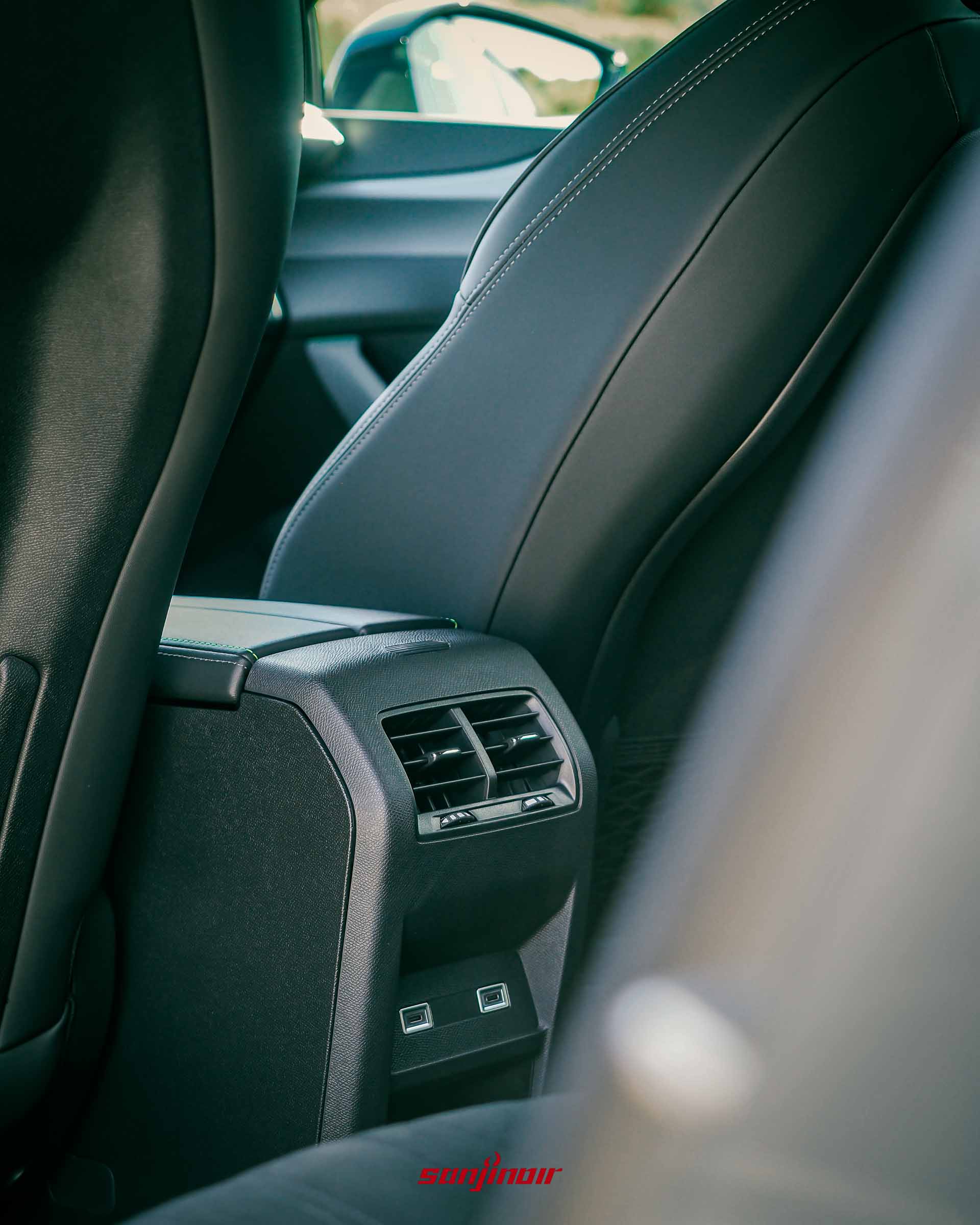 PEUGEOT 408後座冷氣出風口與下方兩組Type-C充電孔特寫。