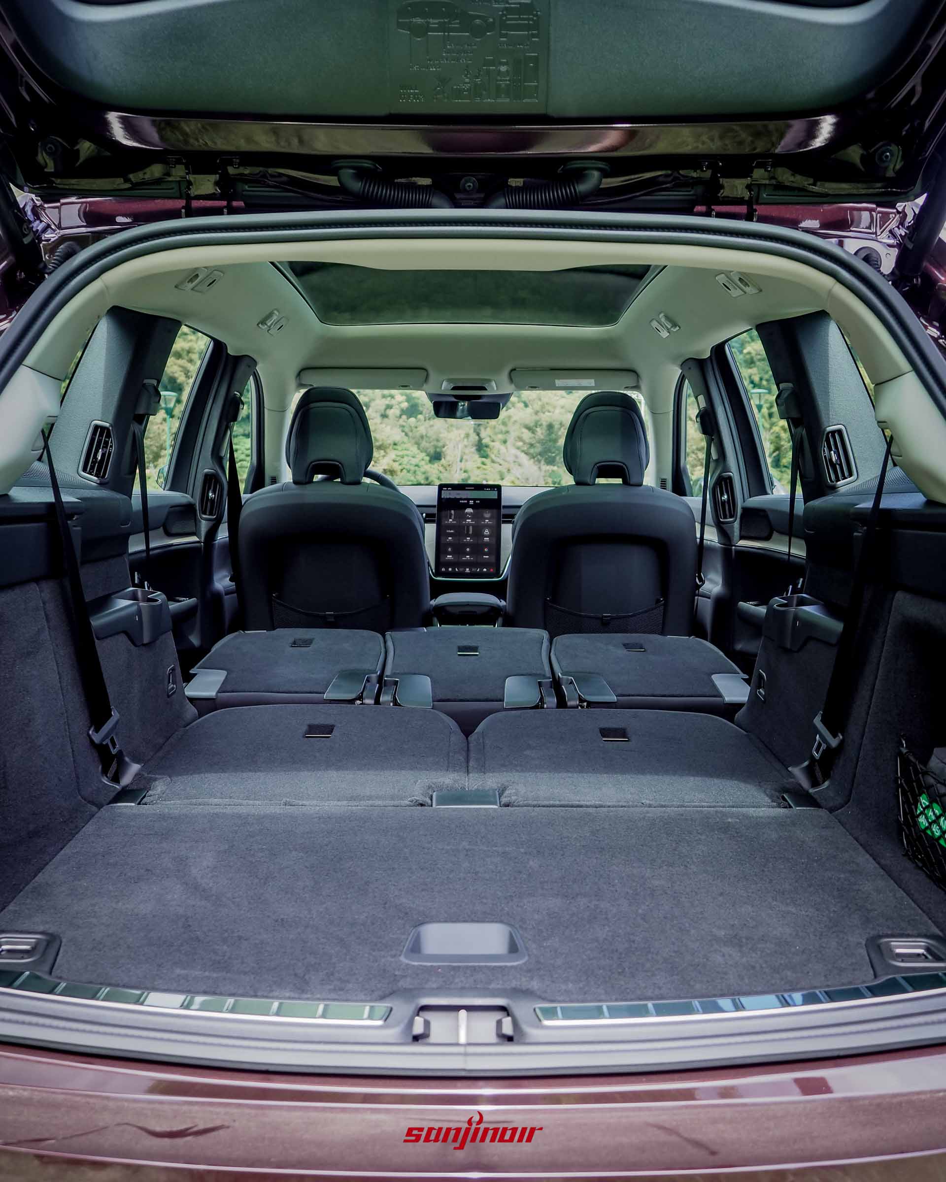 從後車廂往車頭方向拍攝的車室全景,第二排與第三排座椅皆已完全打平,呈現極度寬敞平整的置物大空間。