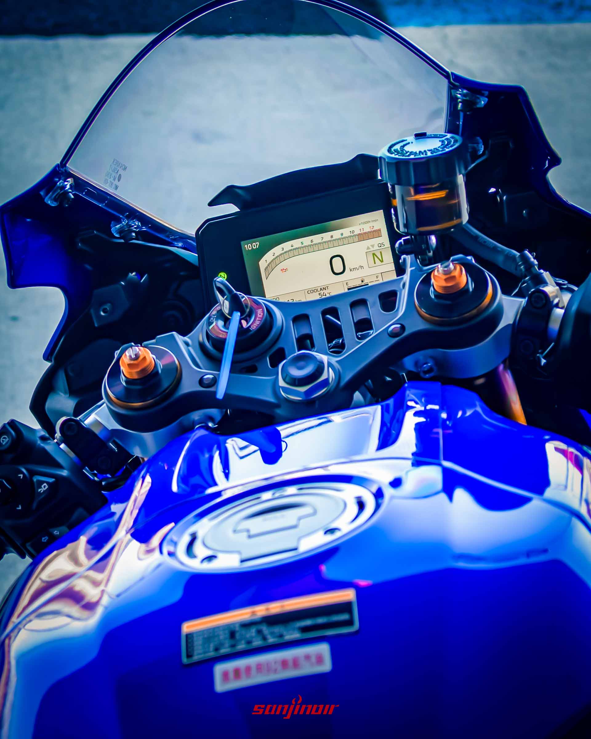 Yamaha YZF-R9的駕駛座艙視角,畫面中央為亮起的5吋TFT全彩儀錶,兩側為黑色三角台與透明煞車油杯。