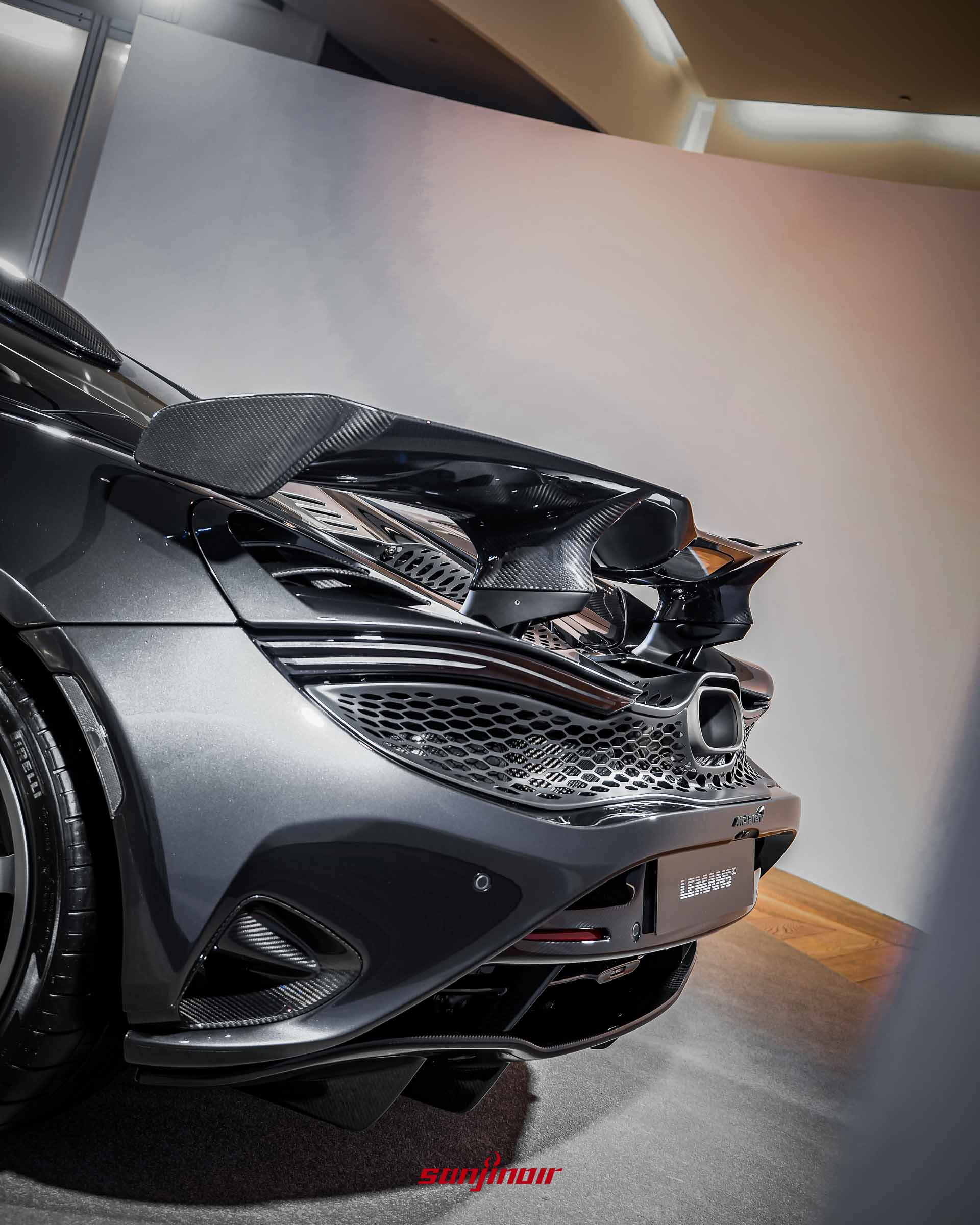McLaren 750S Le Mans車尾右側特寫,展示碳纖維尾翼側面的細節、蜂巢狀散熱網以及下方的專屬車型銘牌。