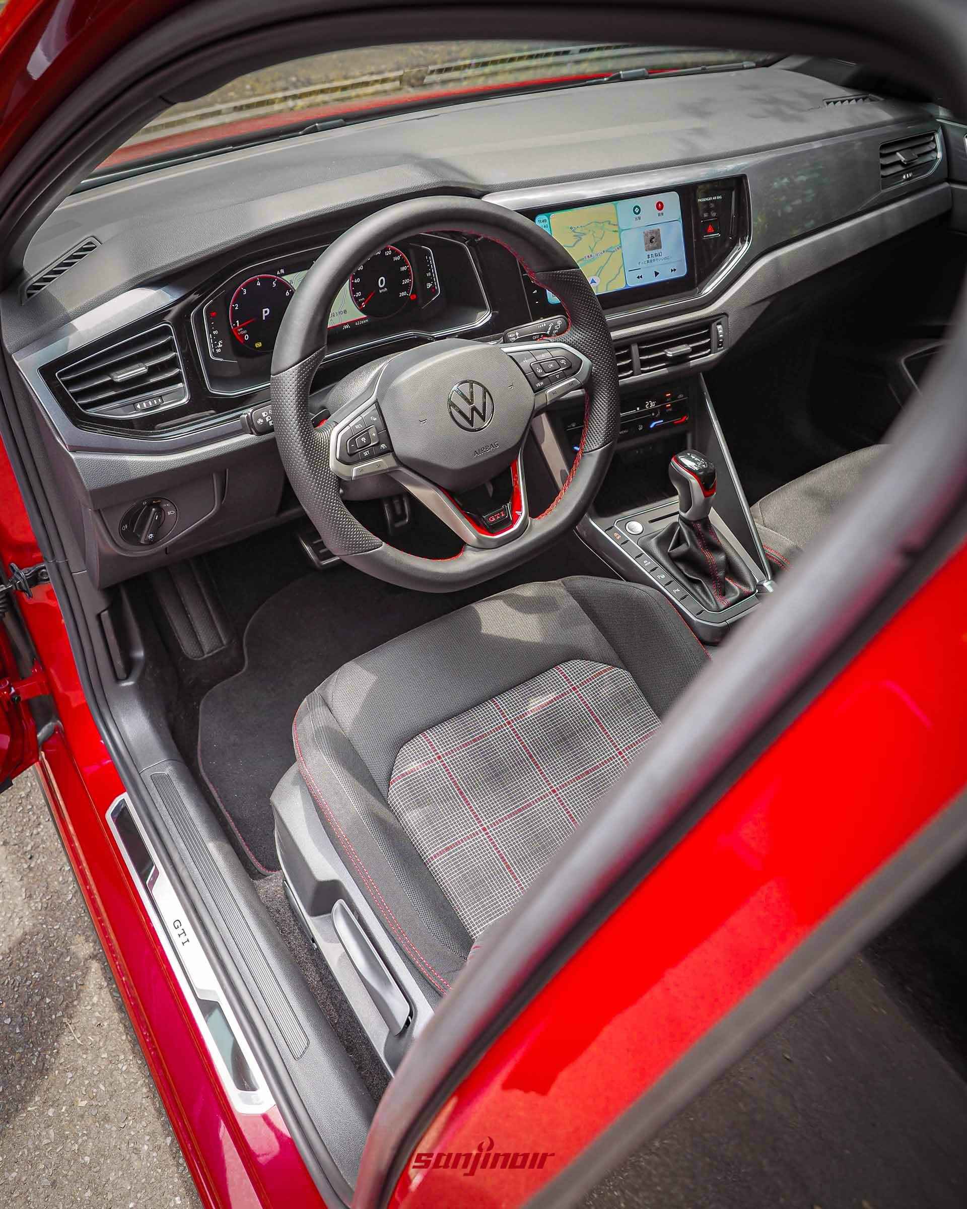 開啟車門的2026 Volkswagen Polo GTI駕駛座艙全景。