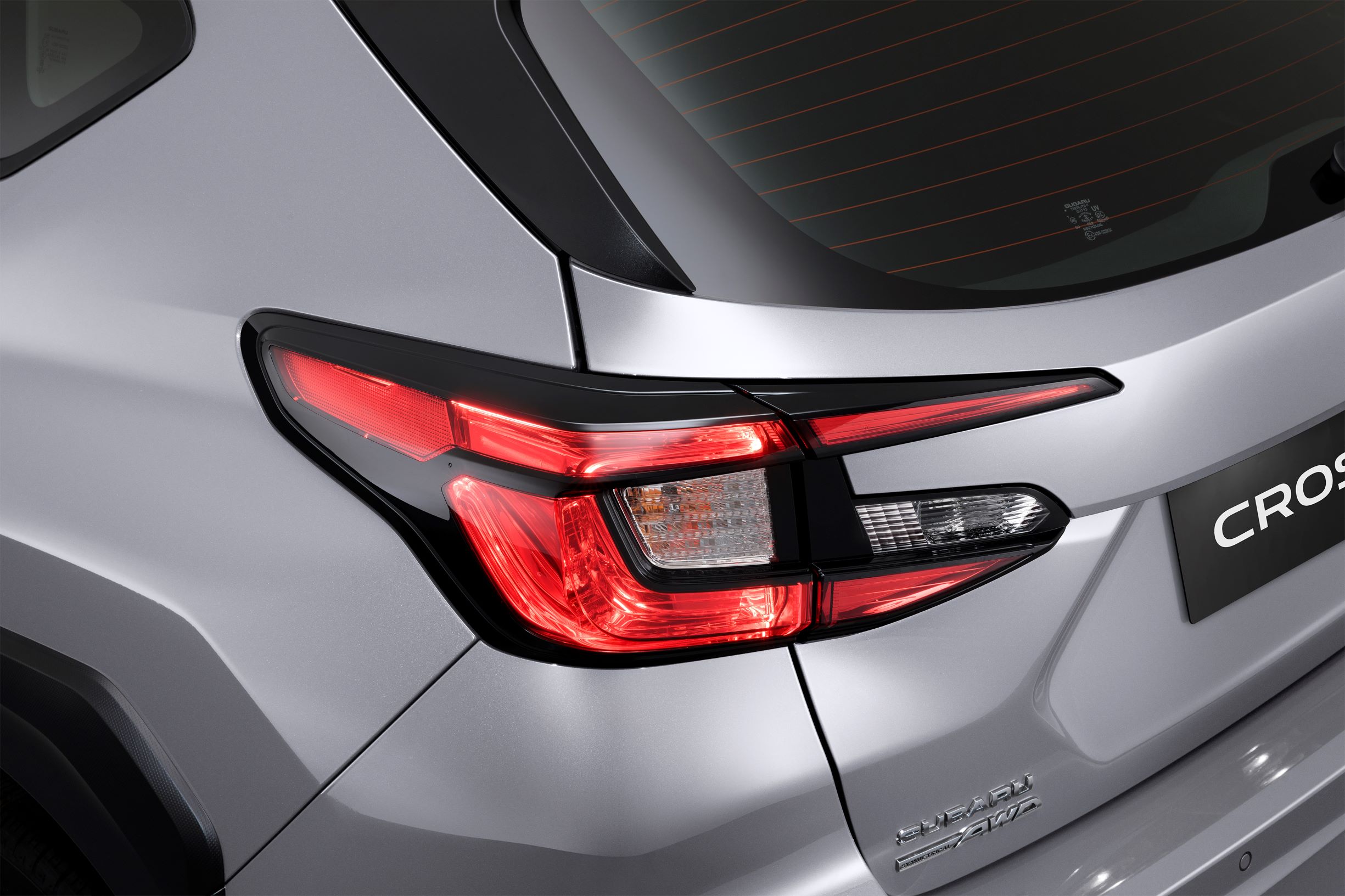 07 The All New Crosstrek 燻黑立體造型c型尾燈