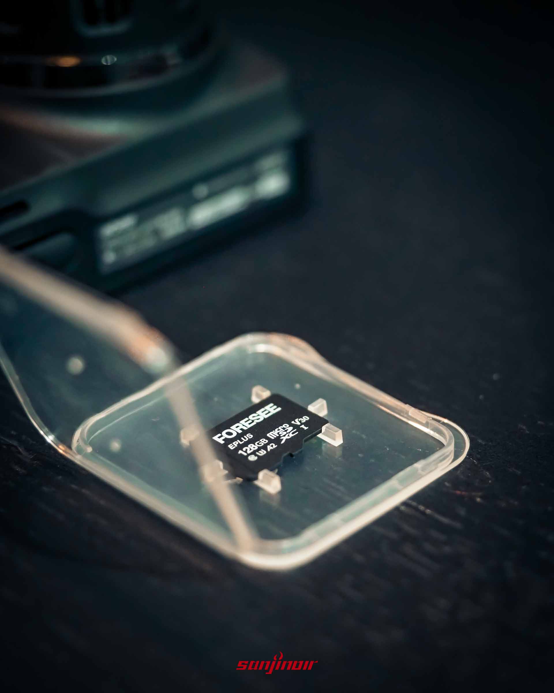 Abee V92GH原廠附贈之128GB高速MicroSD記憶卡特寫。