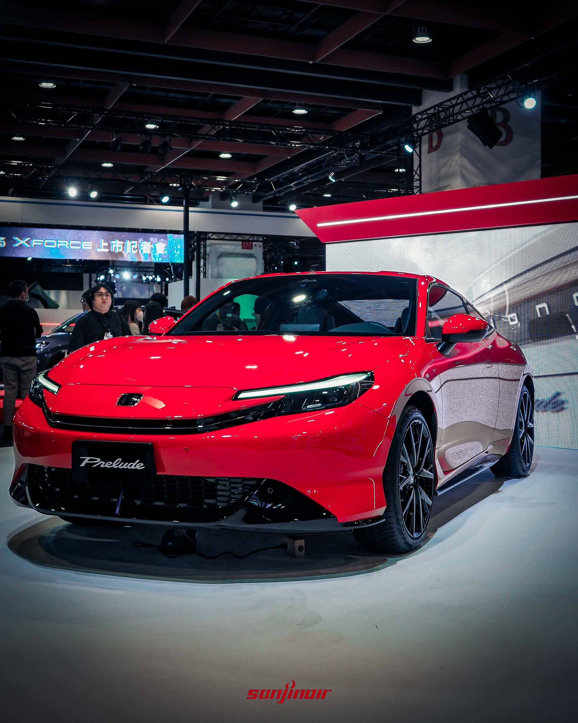 紅色Honda Prelude概念車的正面特寫，展示其頭燈與水箱護罩設計細節。