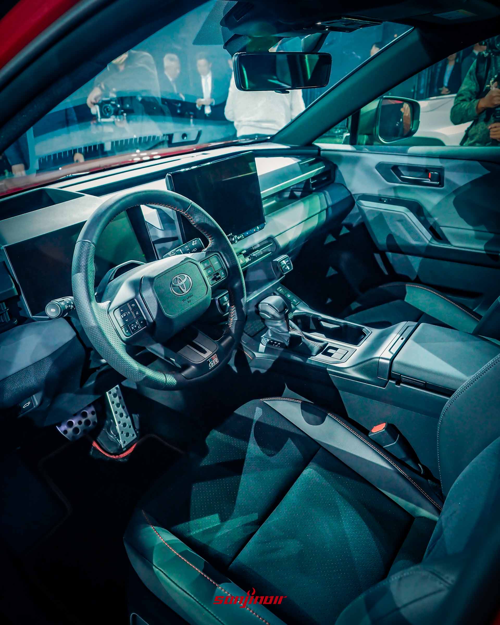 Toyota RAV4 GR Sport駕駛艙內裝，展示中控台螢幕、方向盤與排檔座配置。