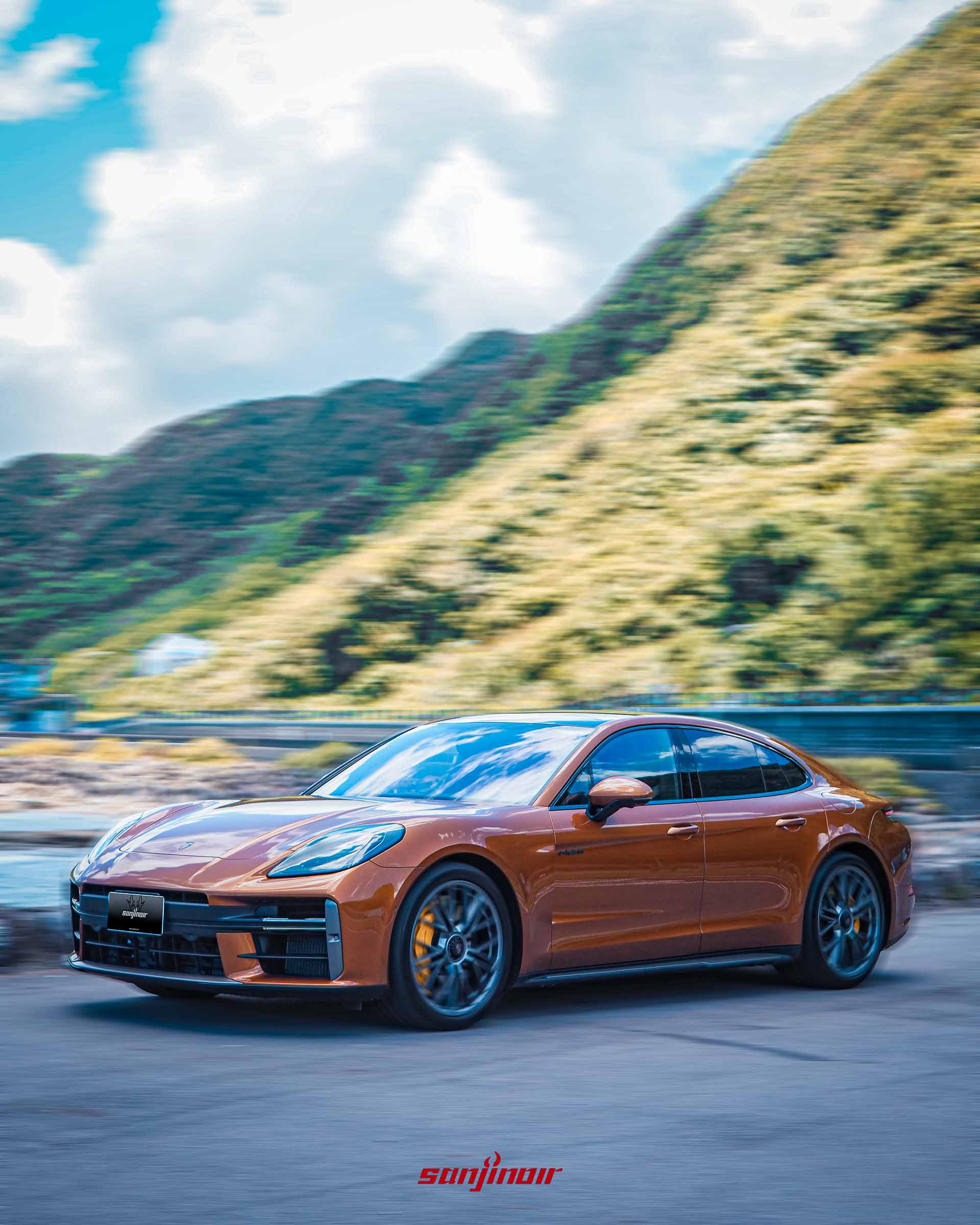 Porsche Panamera Turbo E-Hybrid 動態行駛畫面。