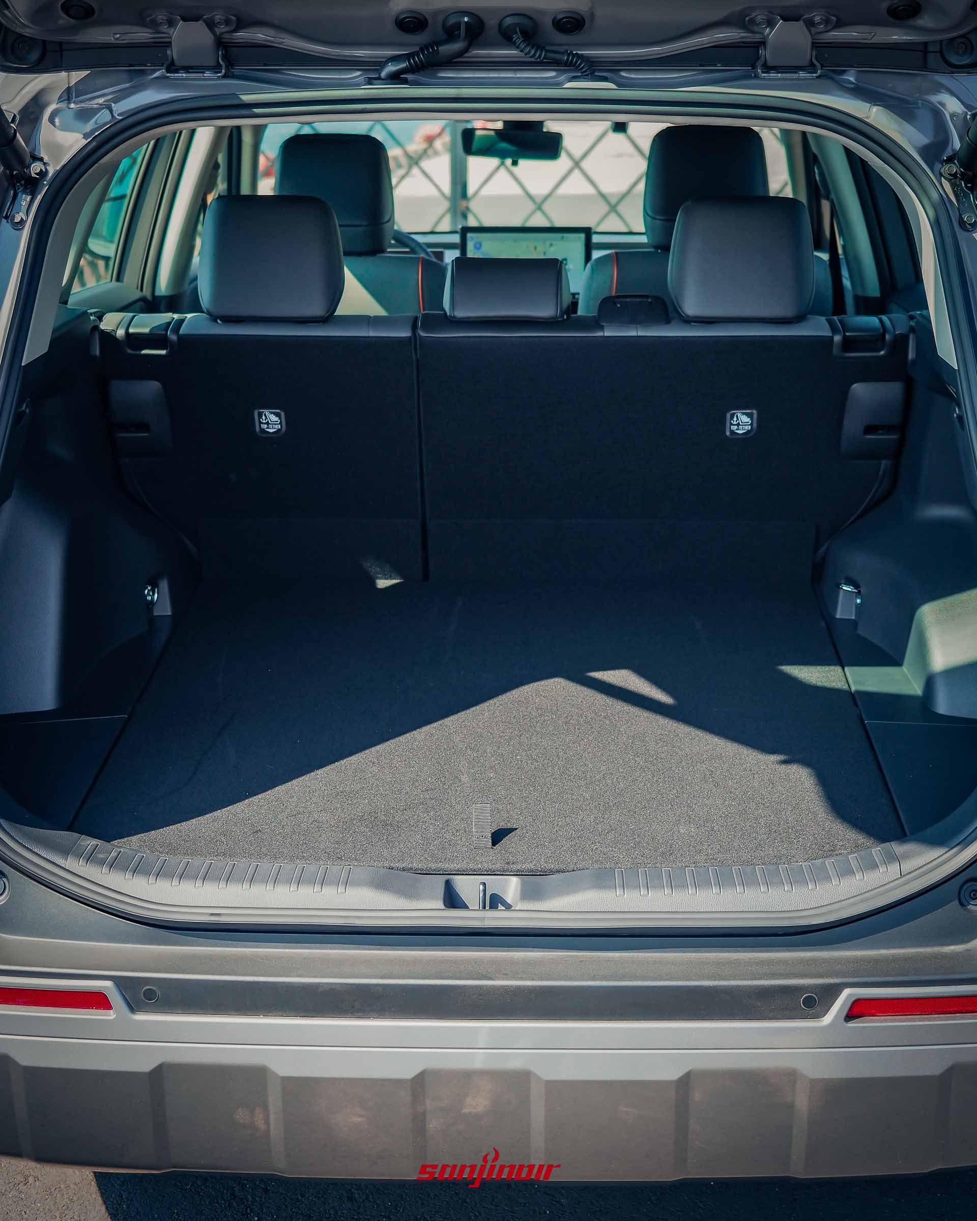 RAV4 Adventure 開啟電動尾門，展示平整寬敞的後行李廂空間。