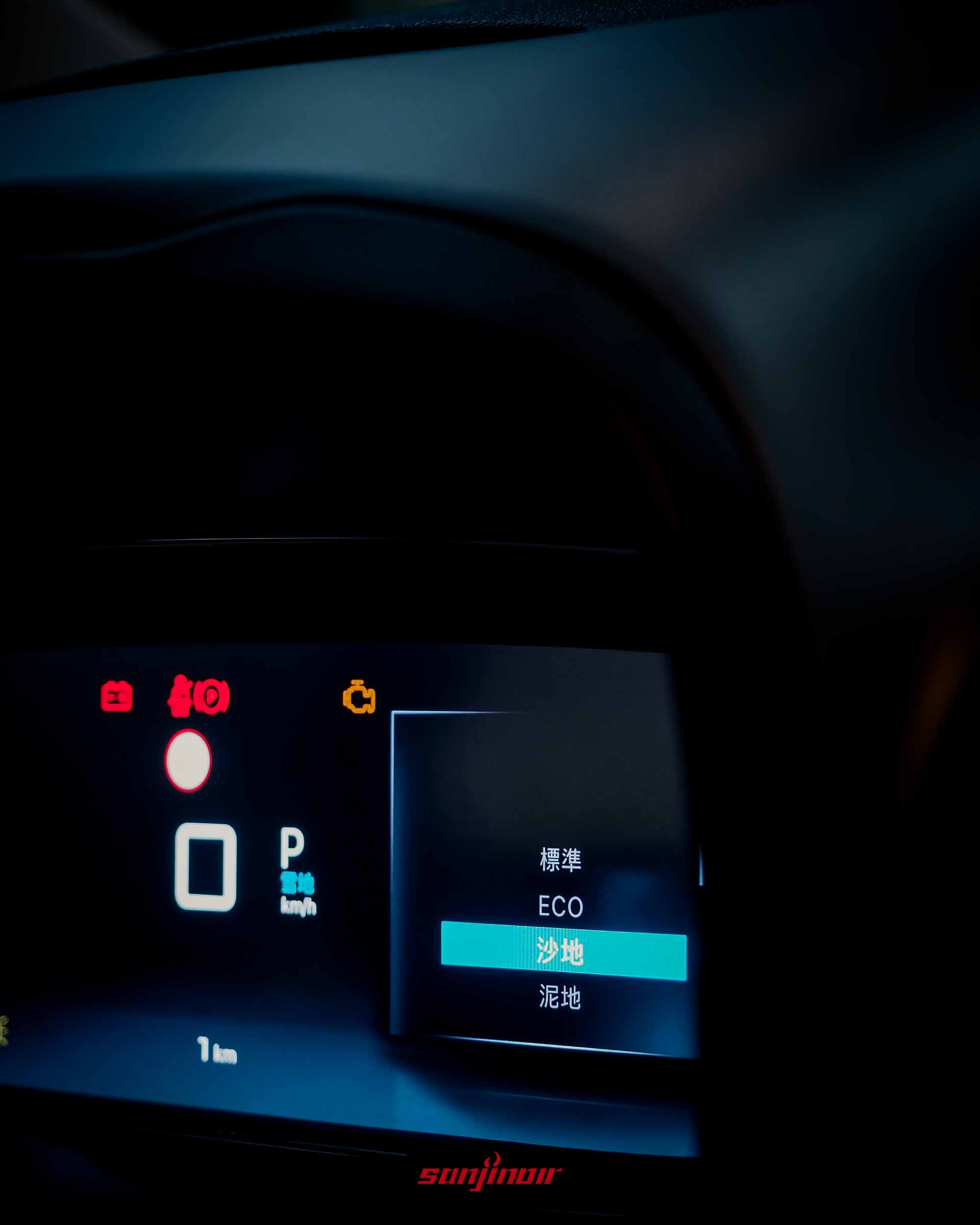 一個Berlingo XTR儀表板特寫，顯示行車模式選擇包括「標準」、「ECO」、「沙地」和「泥地」。