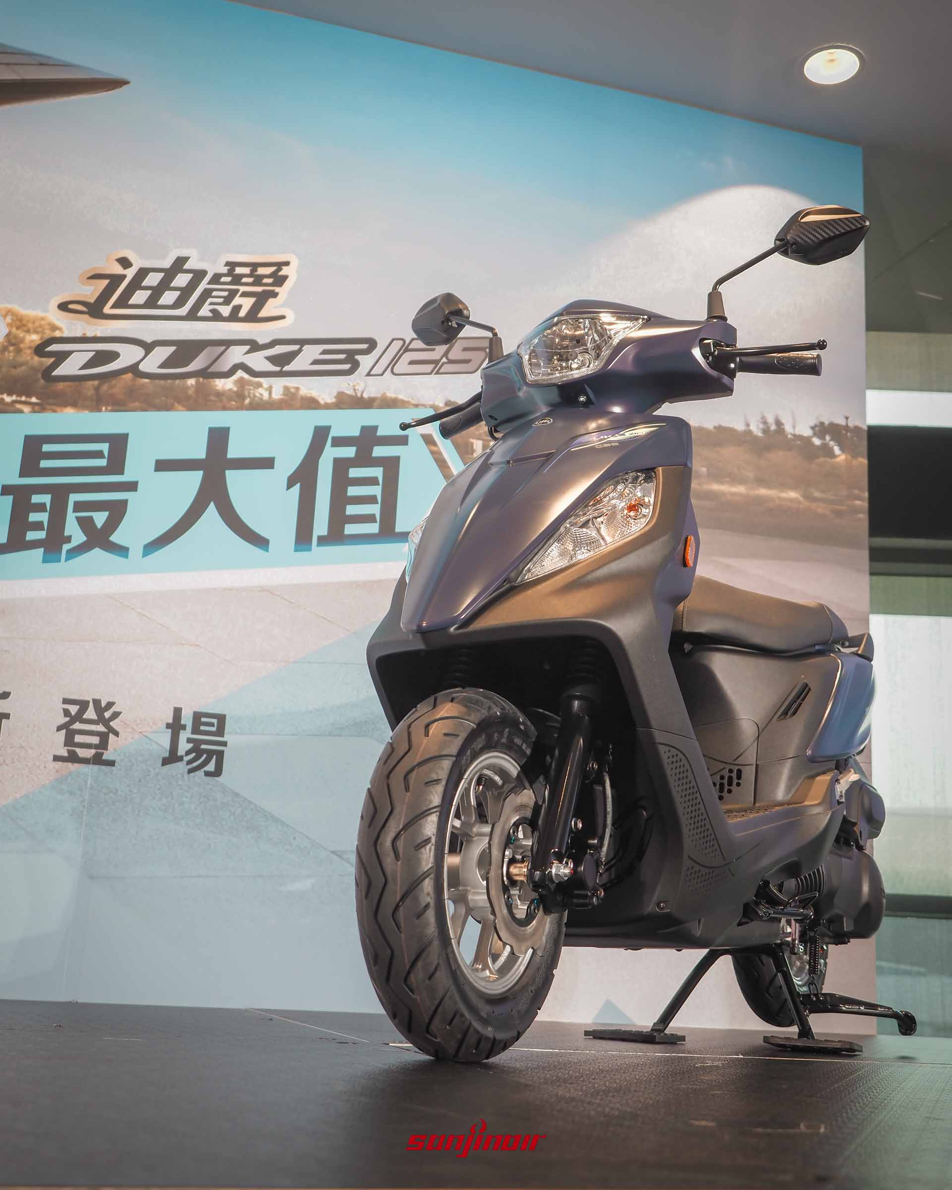 2026 SYM Duke迪爵125正面微側角度特寫，展示車頭斜板造型與後照鏡細節。