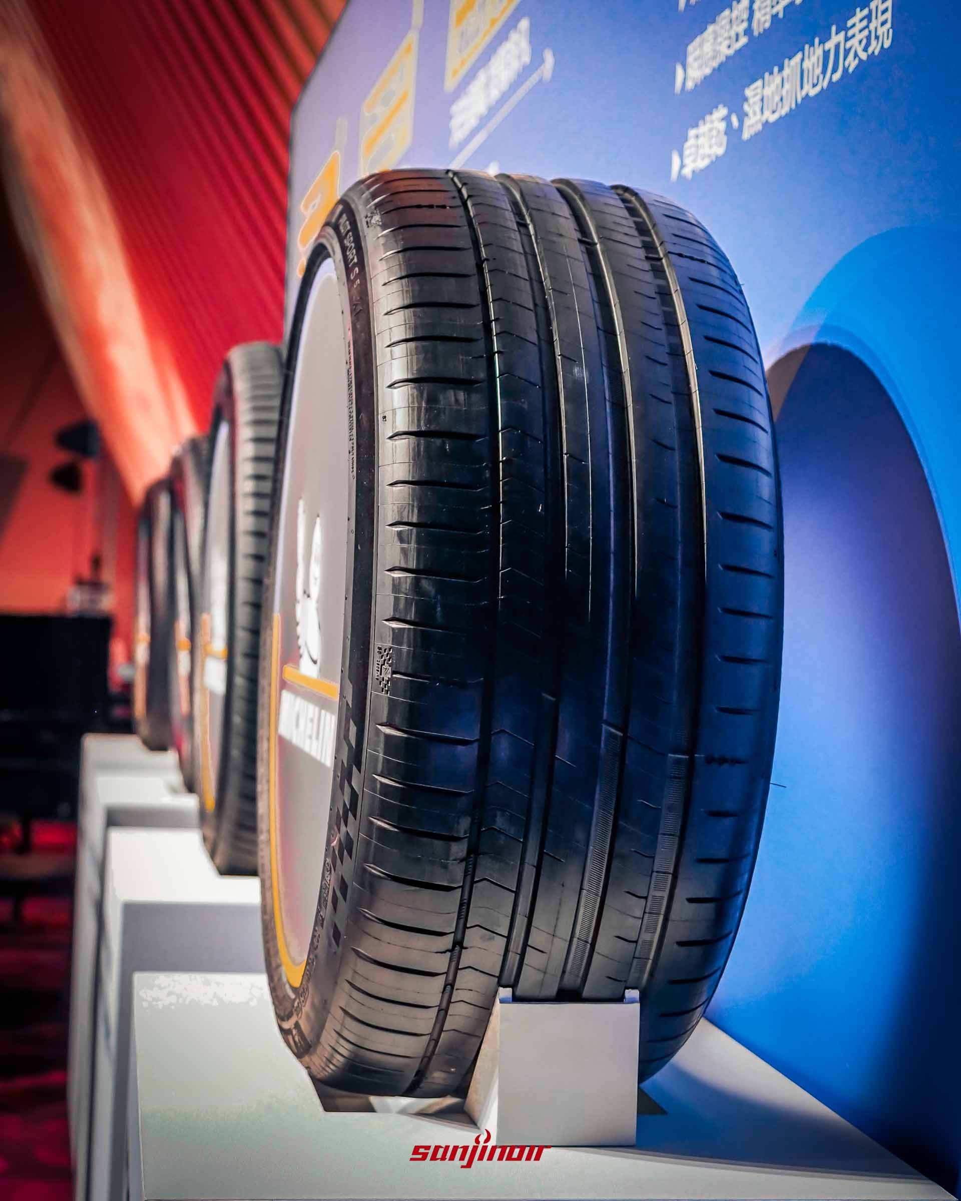 側角拍攝的Michelin的Pilot Sport系列輪胎陣列，視覺對焦於最前方的Pilot Sport S 5胎面花紋。