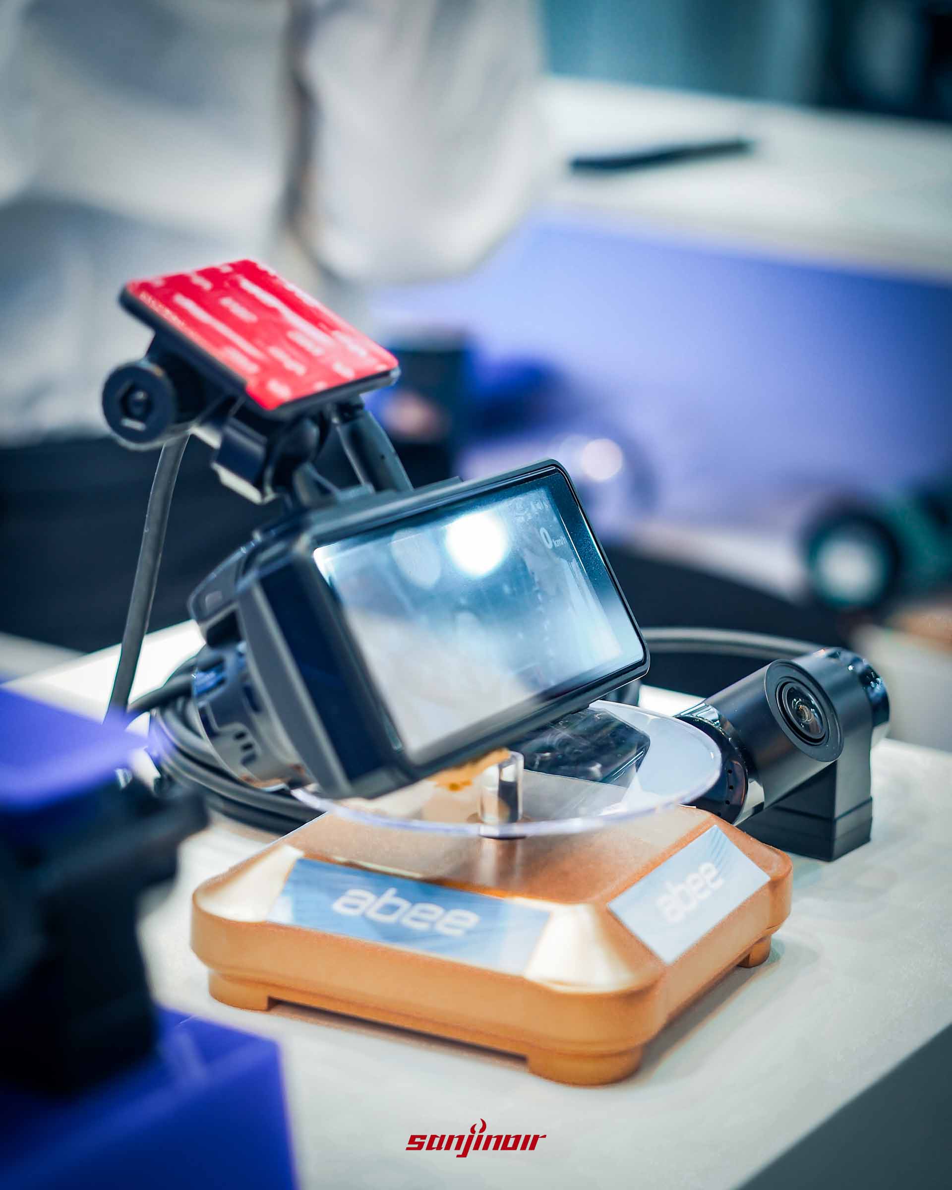 Abee快譯通M948AGH星光級Wi-Fi GPS雙鏡頭行車記錄器實機,具備4.18吋觸控大螢幕。