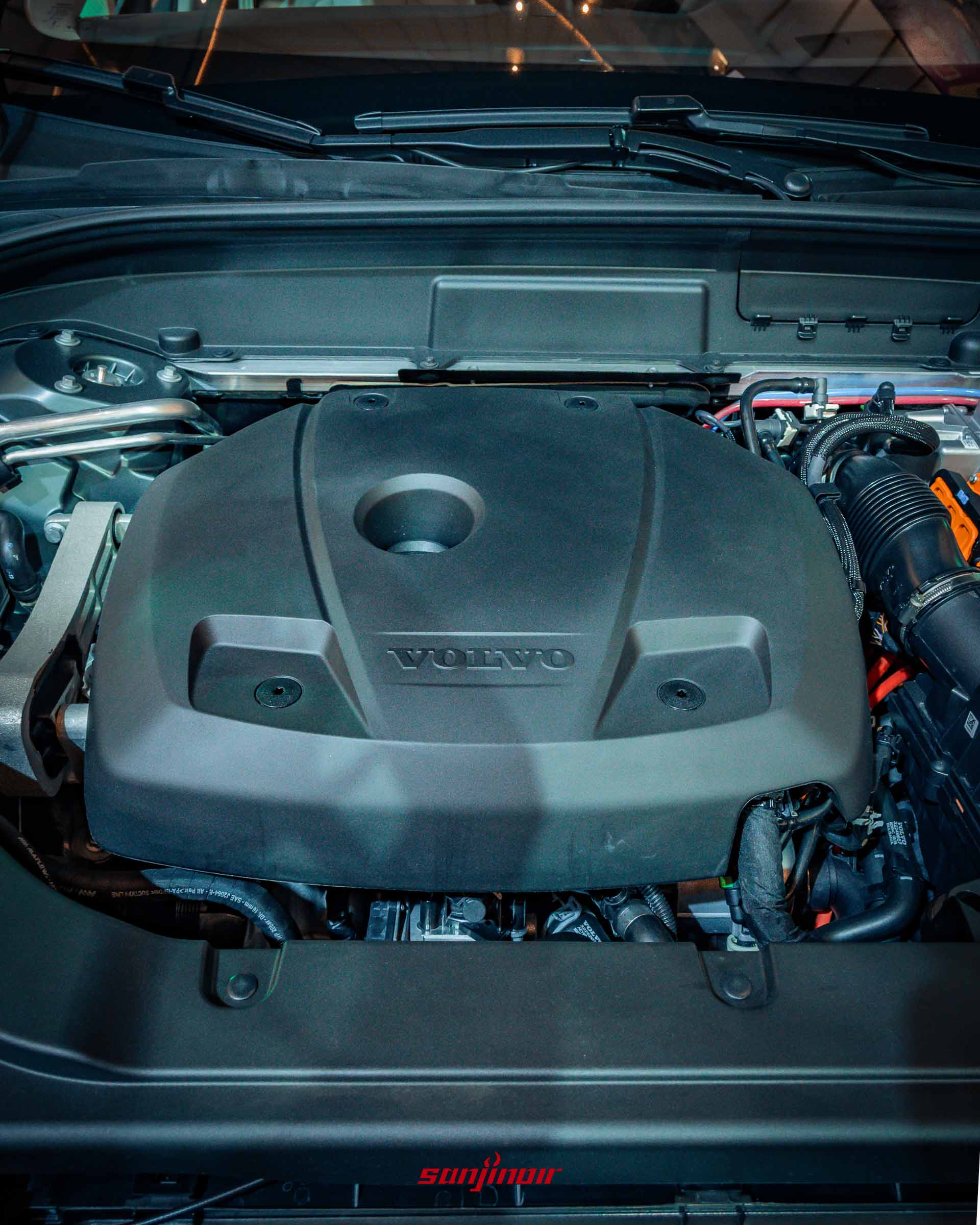 2026年式New Volvo XC60引擎室特寫，展示引擎蓋上的VOLVO標誌和引擎室佈局。