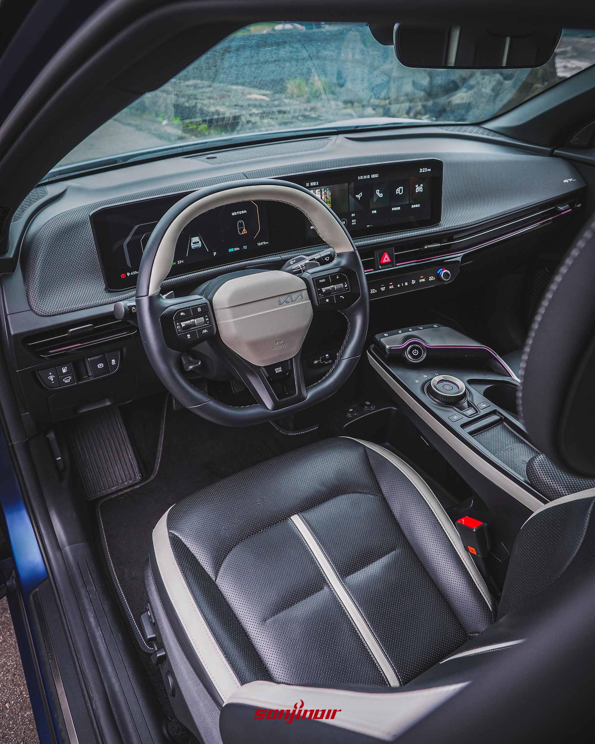 Kia EV6 GT-Line小改款駕駛座艙整體特寫照片，展示全景曲面顯示螢幕、新型方向盤和中央鞍座。