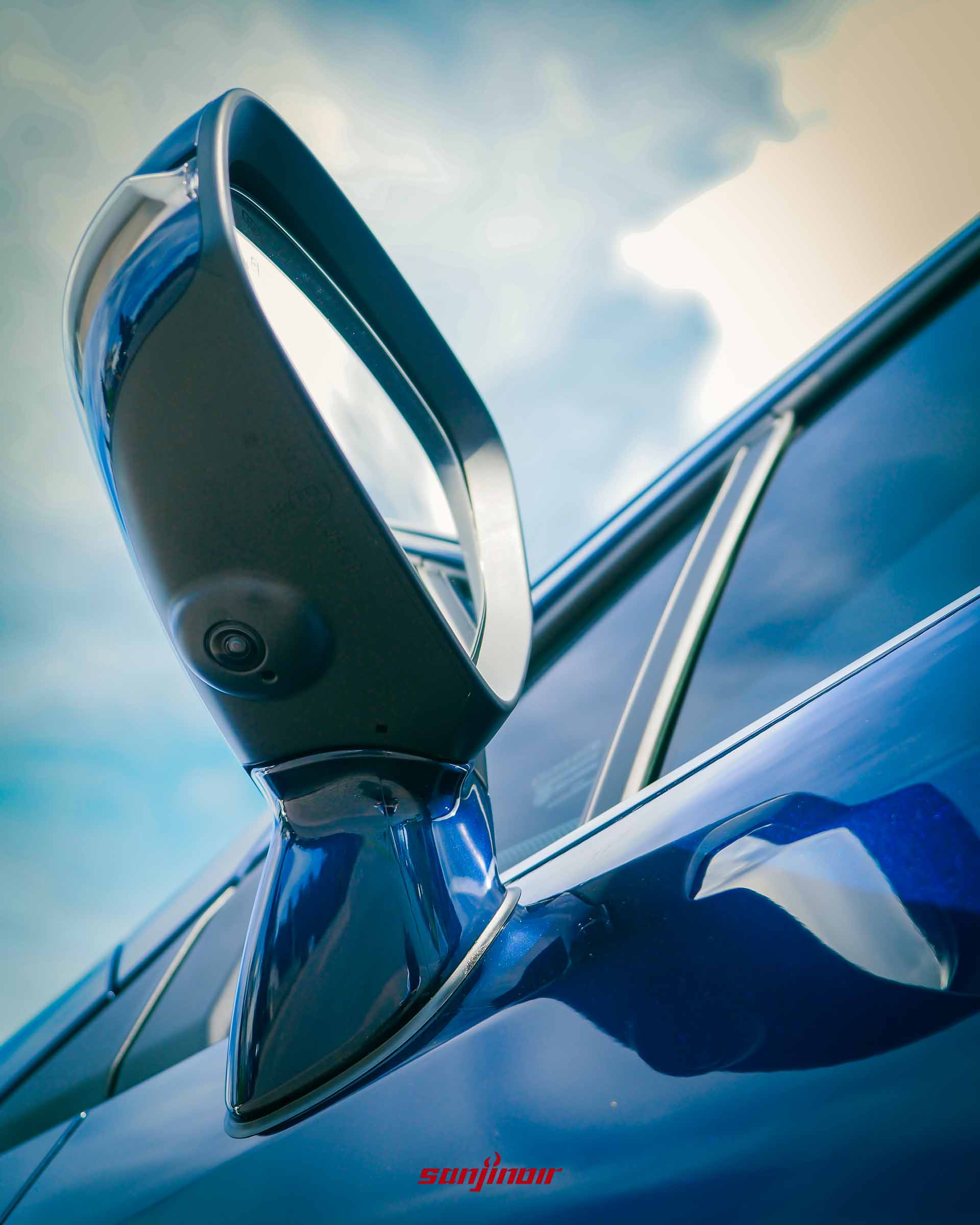 SUZUKI S-Cross Allgrip藍色車外後視鏡底部攝影鏡頭特寫。