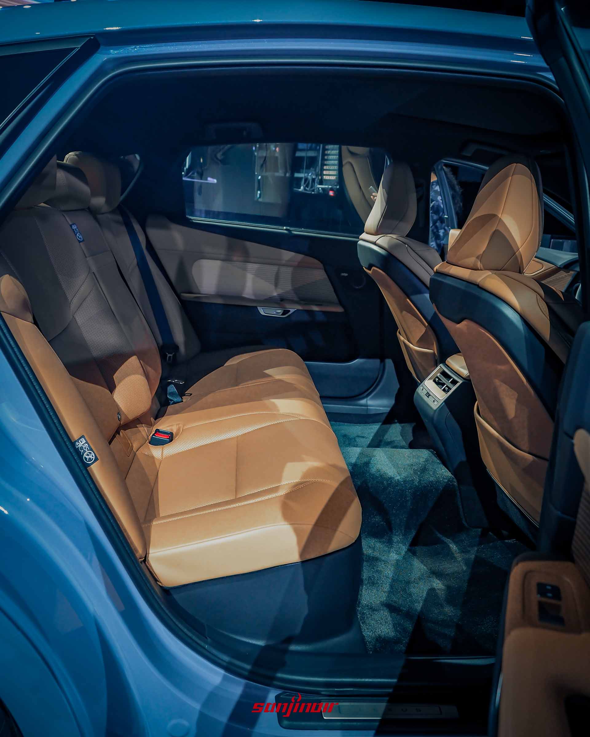 Lexus ES後座空間視角，展示棕色打孔皮革座椅、後座空調出風口以及寬敞腿部空間。