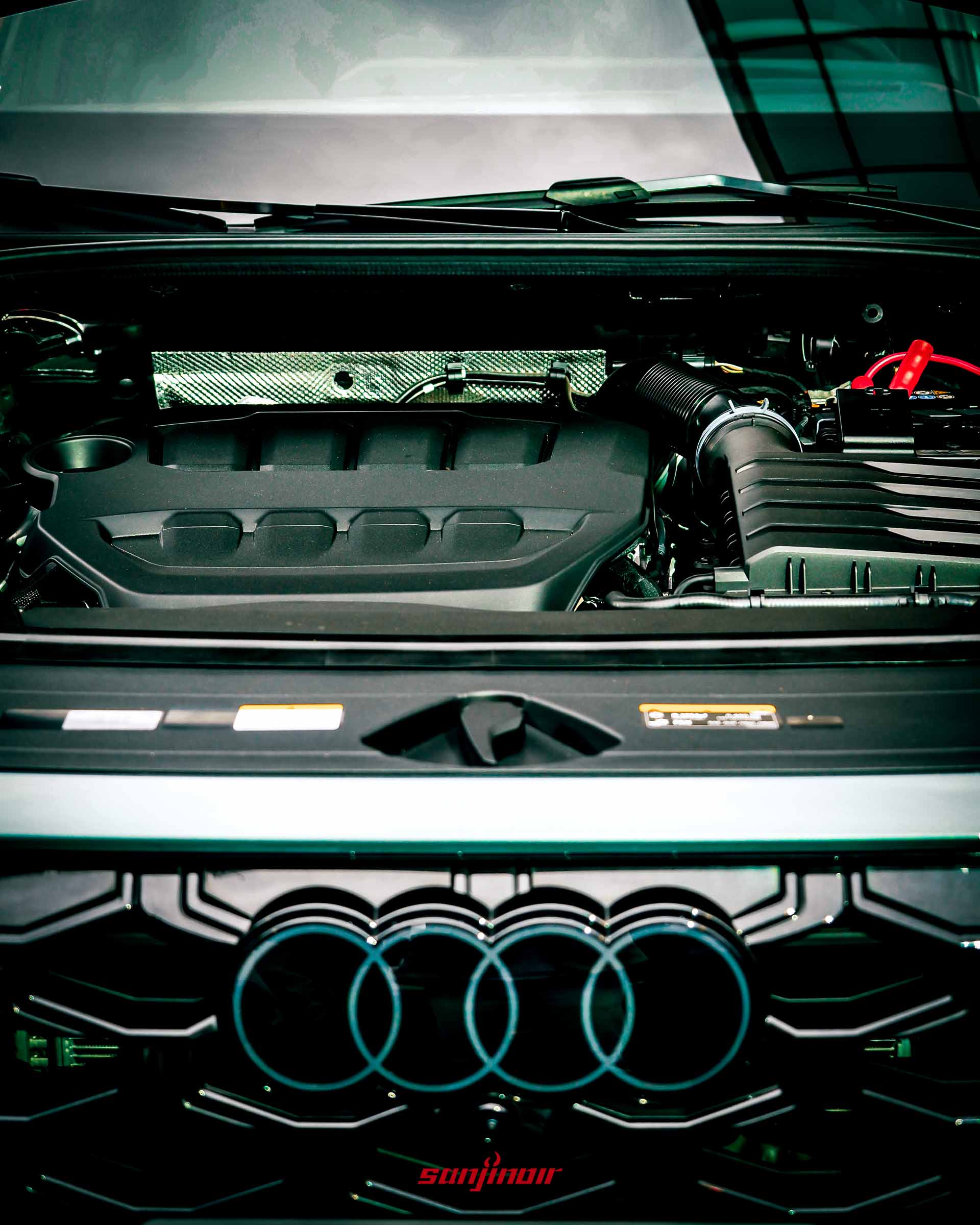 Audi Q3引擎室特寫展現引擎護板與車頭四環標誌。