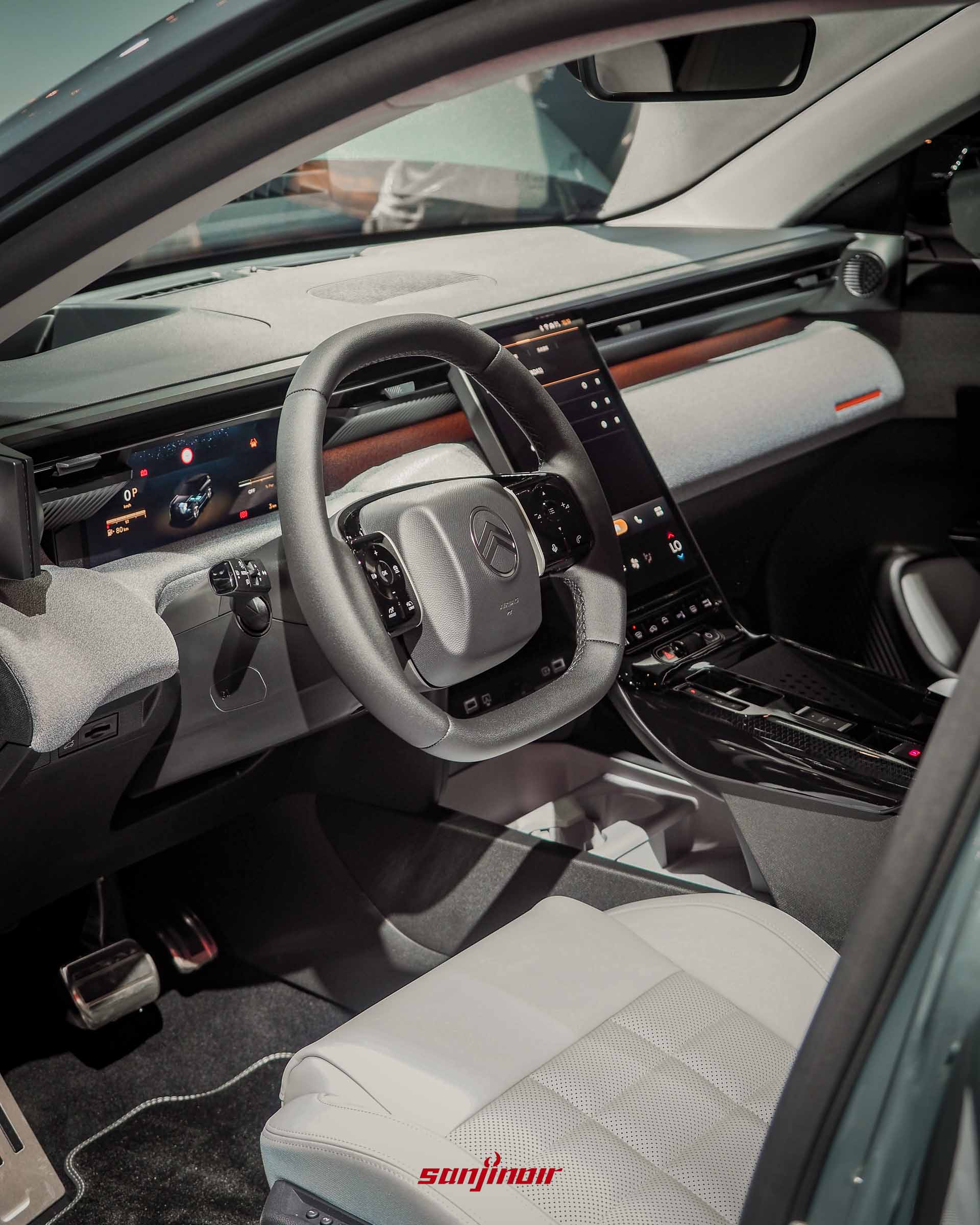 CITROËN C5 Aircross前座內裝全景，包含多功能方向盤、數位儀錶板、13吋直立式中央觸控螢幕及獨特材質包覆的中控台。