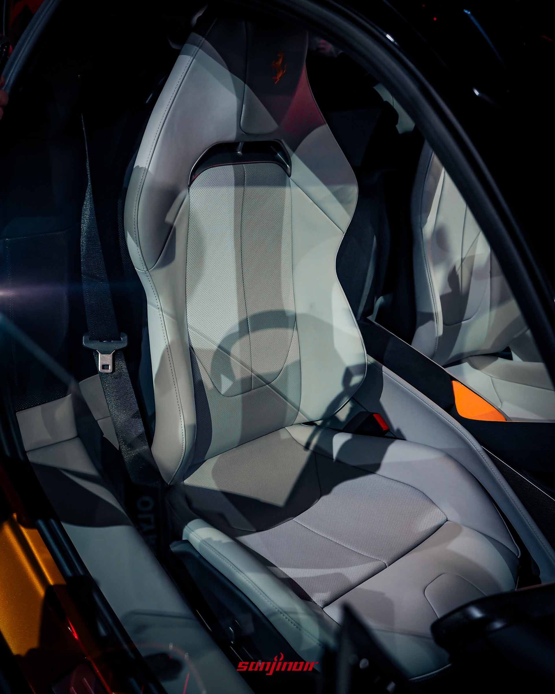 2026 Ferrari 849 Testarossa 內裝的賽車座椅，採用輕量化材料與人體工學設計。頭枕上有「躍馬」標誌。