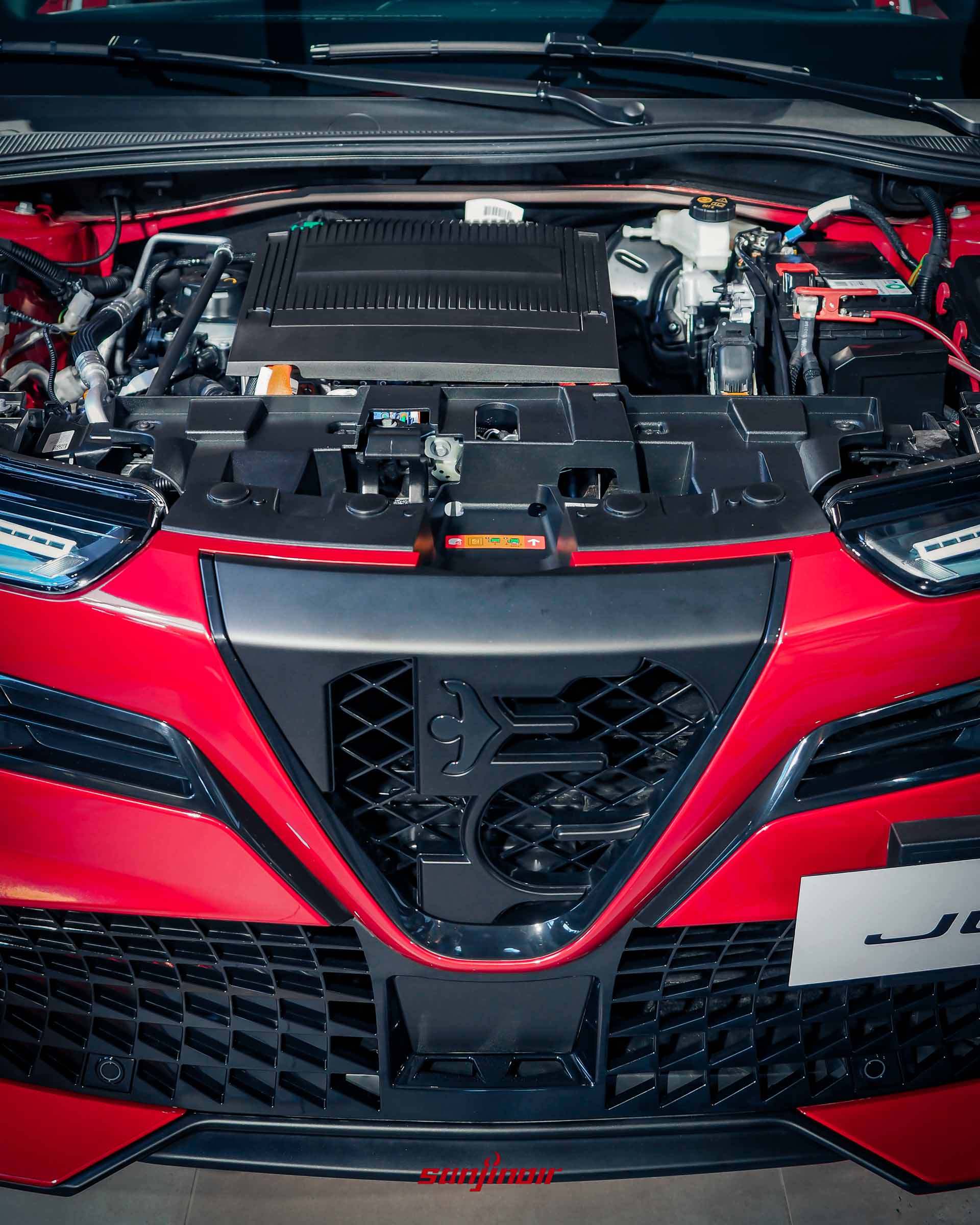 紅色Alfa Romeo Junior Elettrica 280 Veloce的引擎室內部構造特寫。