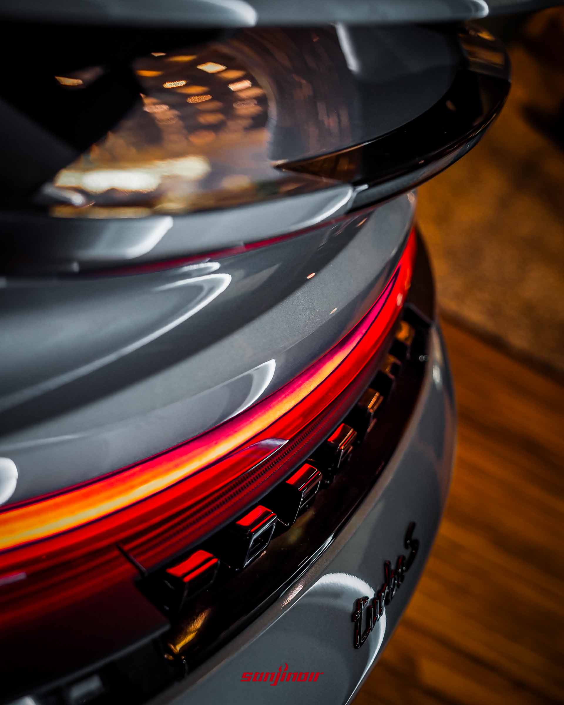 026 Porsche 911 Turbo S立體尾燈與銘牌側面特寫。