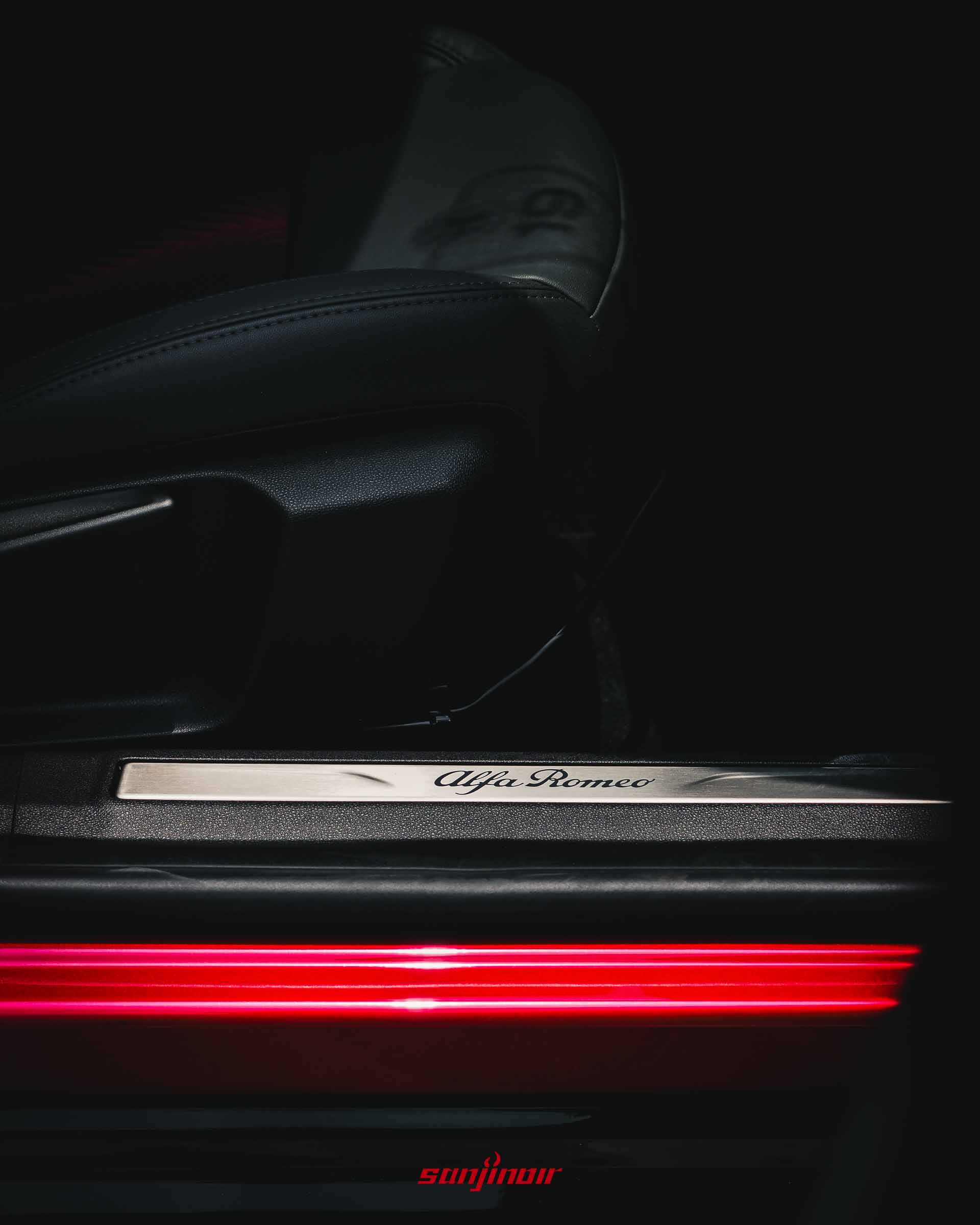 Alfa Romeo Junior車門金屬門檻特寫,刻有Alfa Romeo字樣。