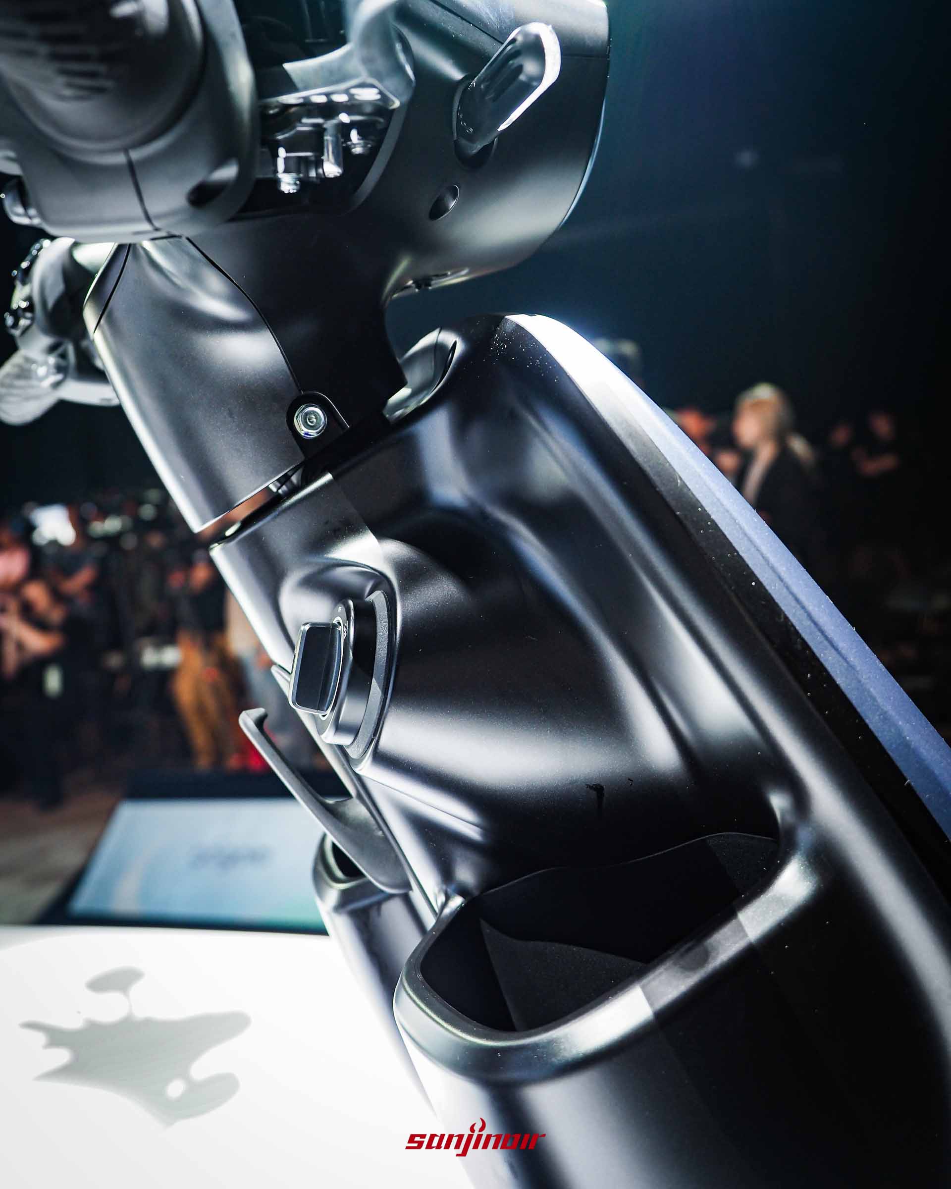 Gogoro Luna前方內裝特寫照片，焦點為Keyless免鑰匙啟動系統的主開關旋鈕與左側置杯架邊緣。