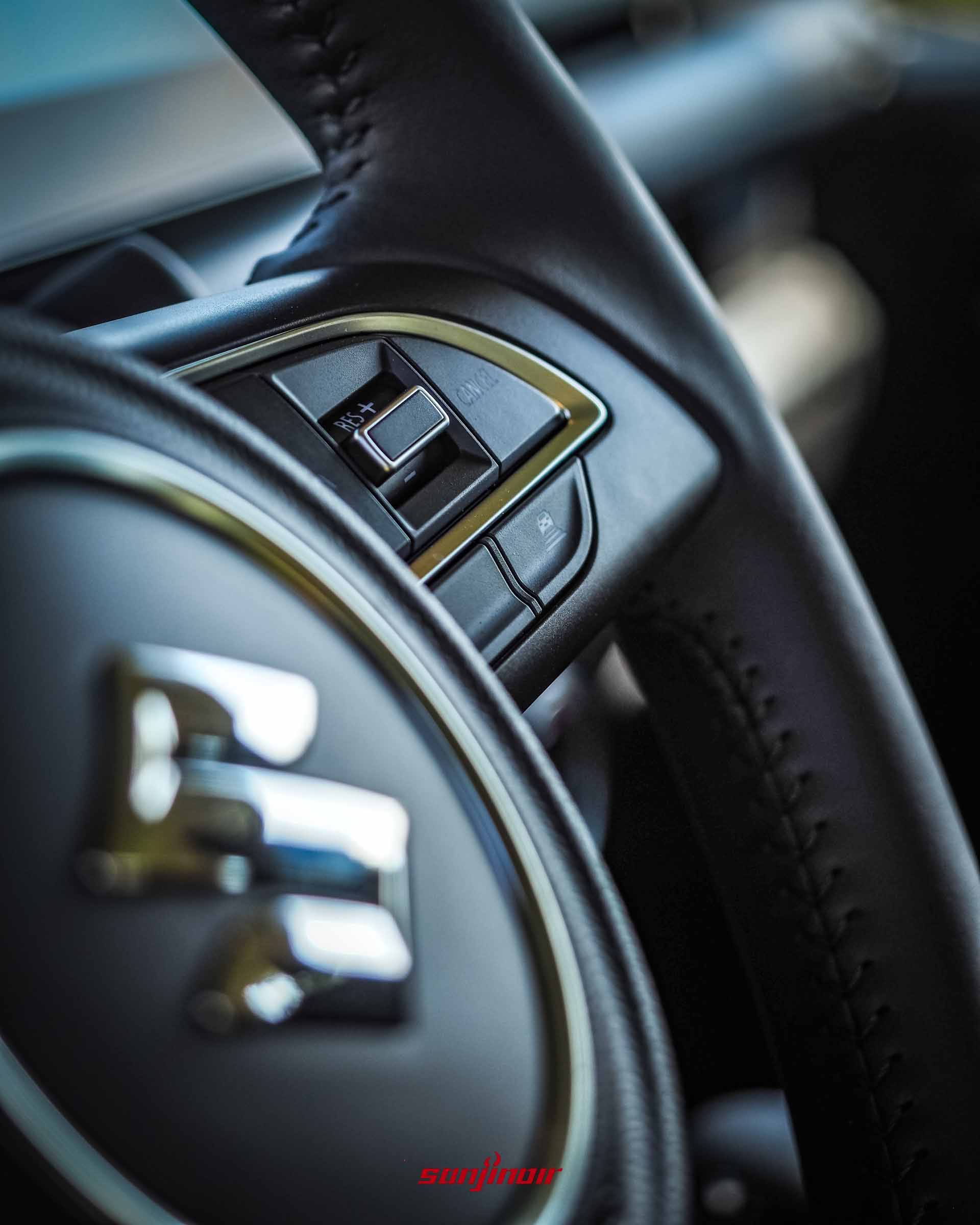 SUZUKI Jimny方向盤右側的主動式車距巡航控制系統按鍵特寫照。