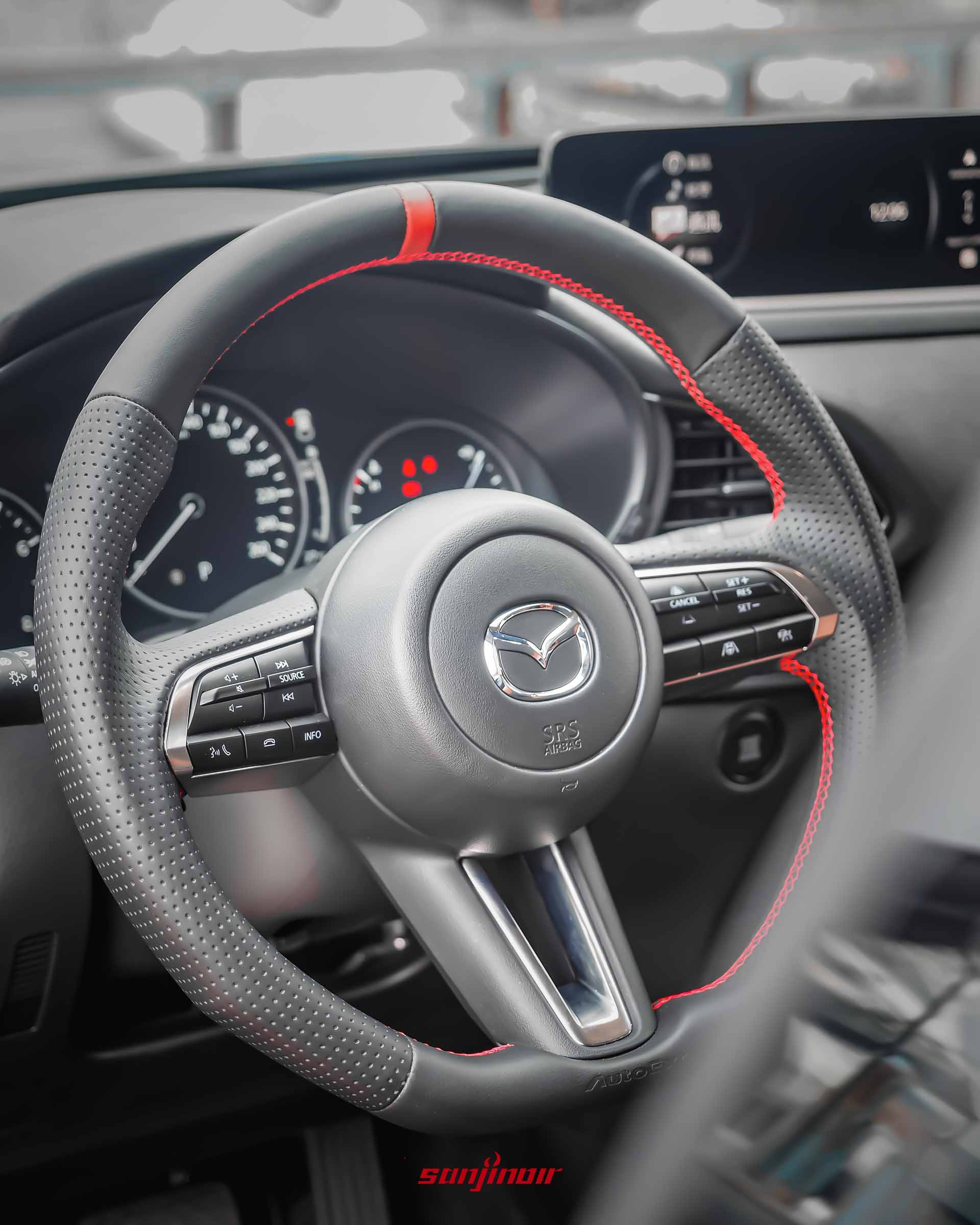 MAZDA CX-30車內特寫,展示帶有紅色縫線與紅色頂部定位標的AutoExe Nappa運動化平底方向盤。