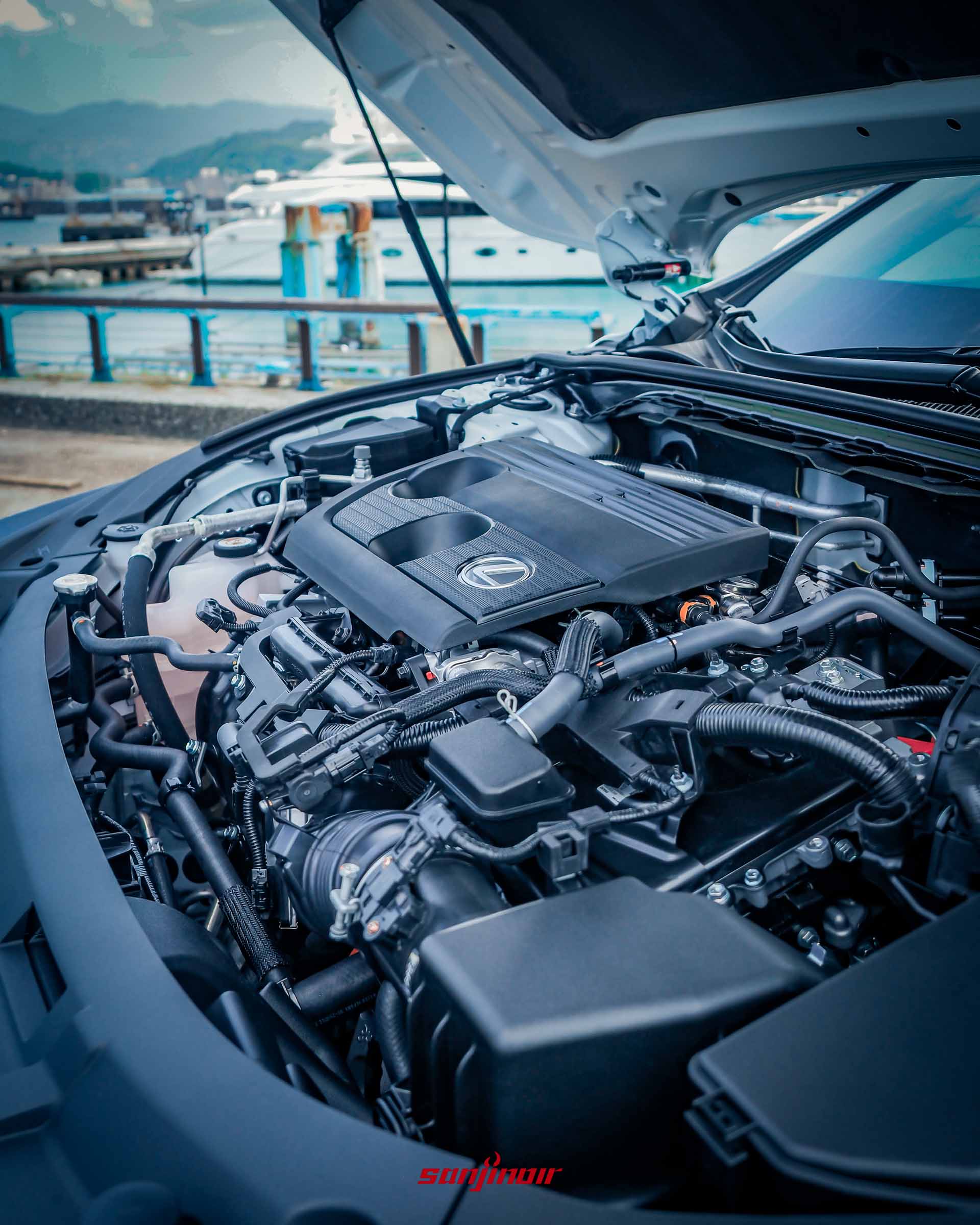 打開引擎蓋的Lexus ES 300h,展示內部排列整齊的2.0升油電複合動力系統與引擎飾蓋。