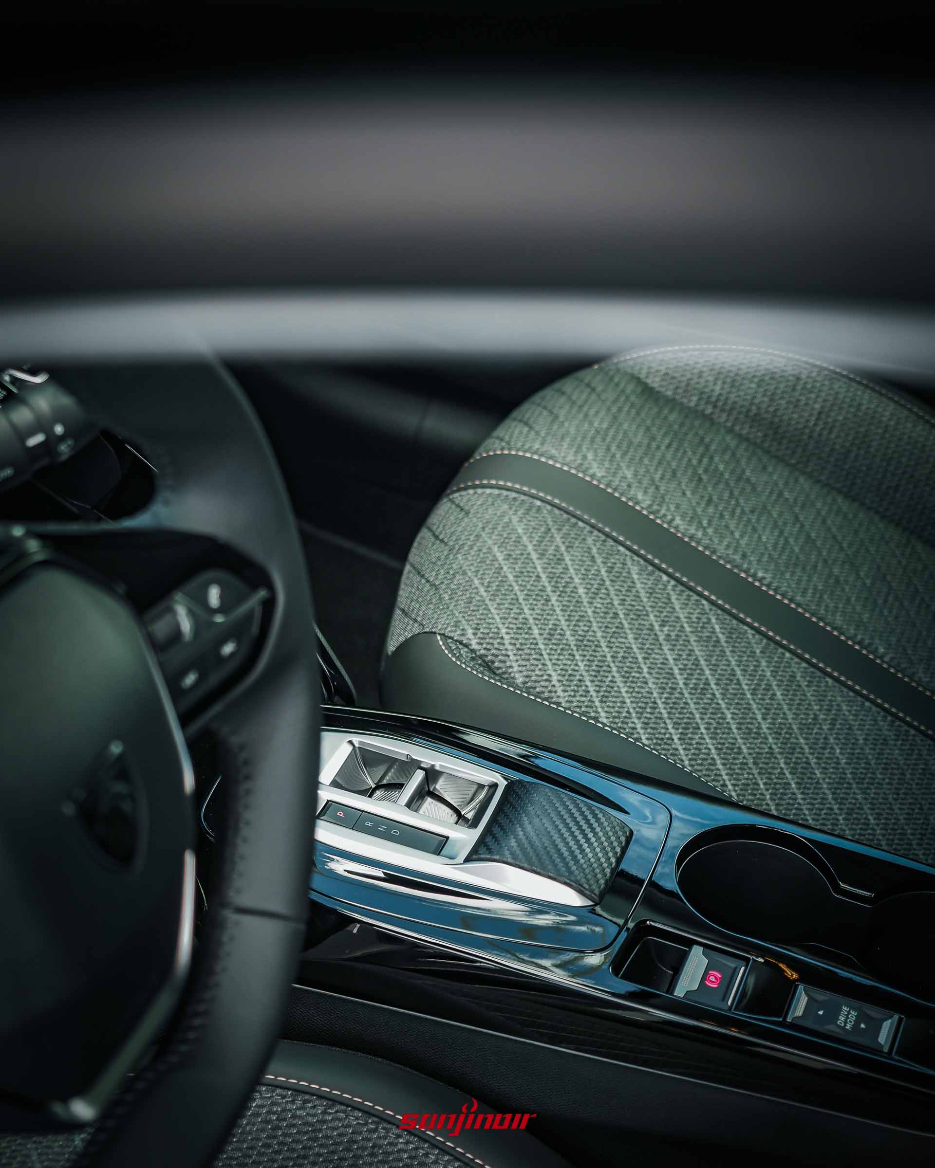PEUGEOT 208 Hybrid中央鞍座E-TOGGLE電傳線控撥動式排檔控制特寫。