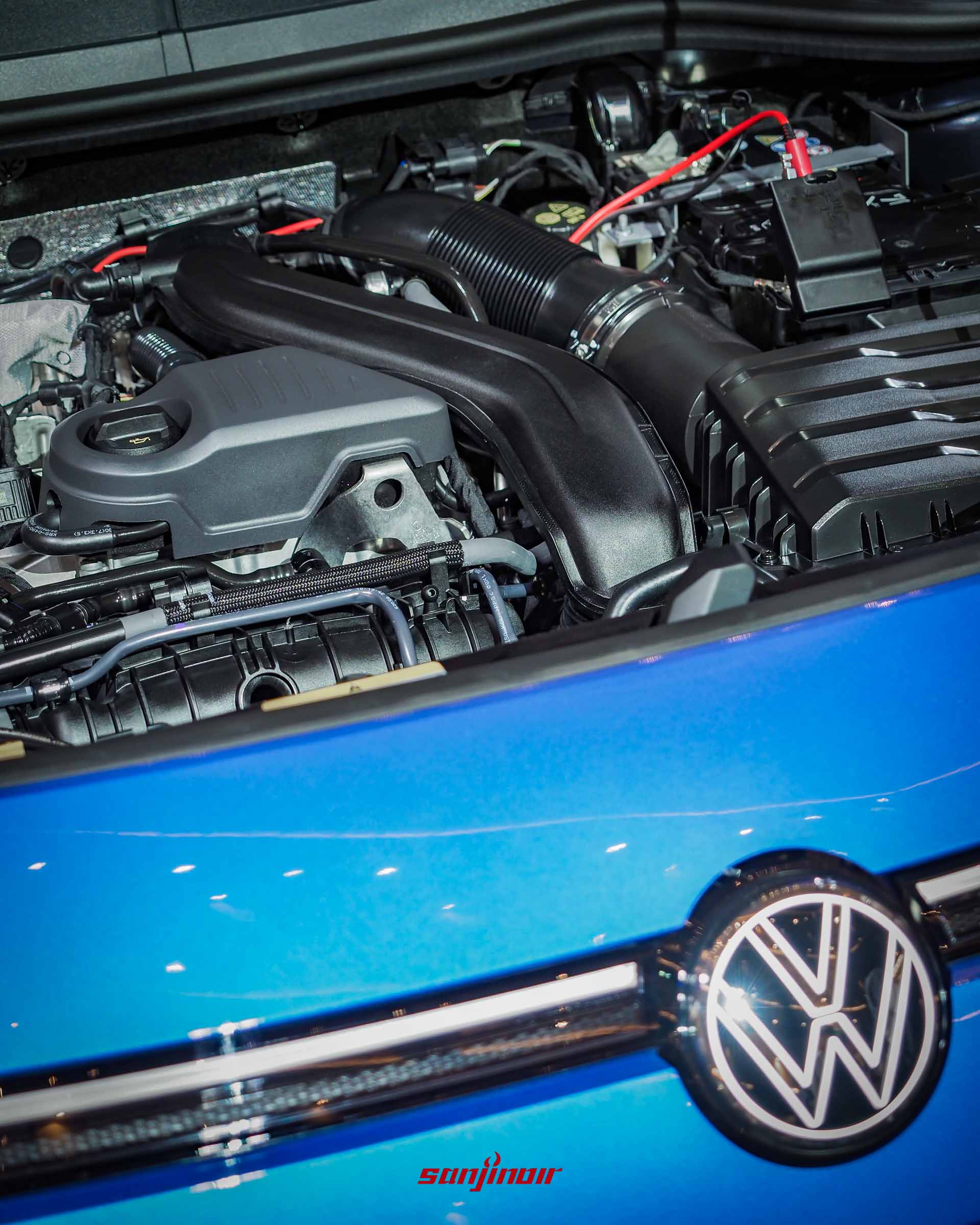打開引擎蓋的藍色Volkswagen T-Roc,展示其1.5升eTSI引擎本體、進氣管路、電瓶等機械結構與車頭廠徽。