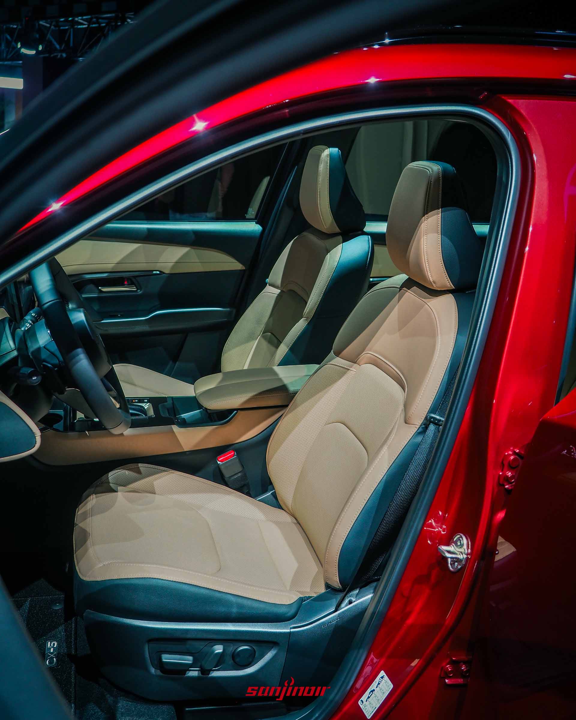 全新MAZDA CX-5前座空間,展示雙色拼接的駕駛座與副駕駛座椅及中央扶手設計。