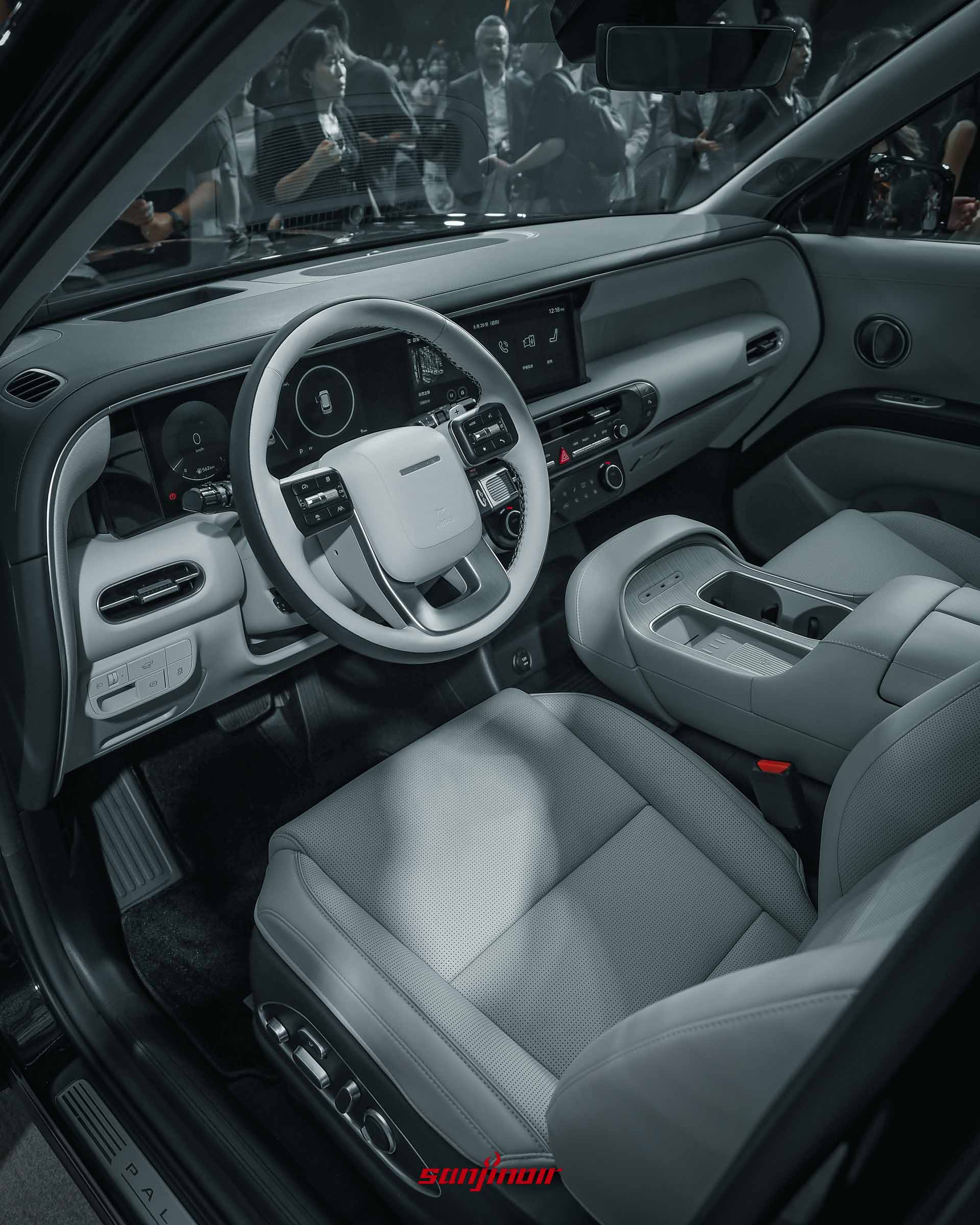 2026 Hyundai Palisade駕駛艙與中控台設計，展示雙螢幕數位儀表、淺色雙輻式方向盤以及具備豐富收納機能的懸浮式中央鞍座。