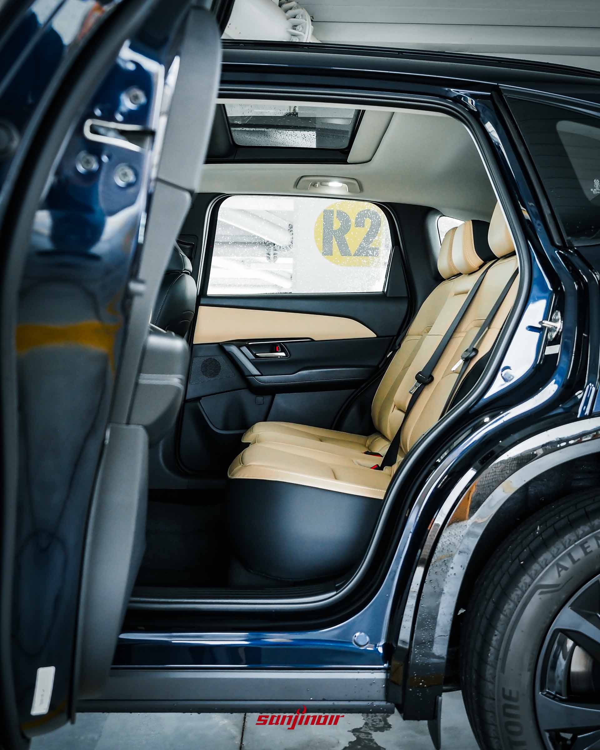 MAZDA CX-5後車門大角度開啟,展示荒漠棕雙色內裝與寬敞的後座進出空間。