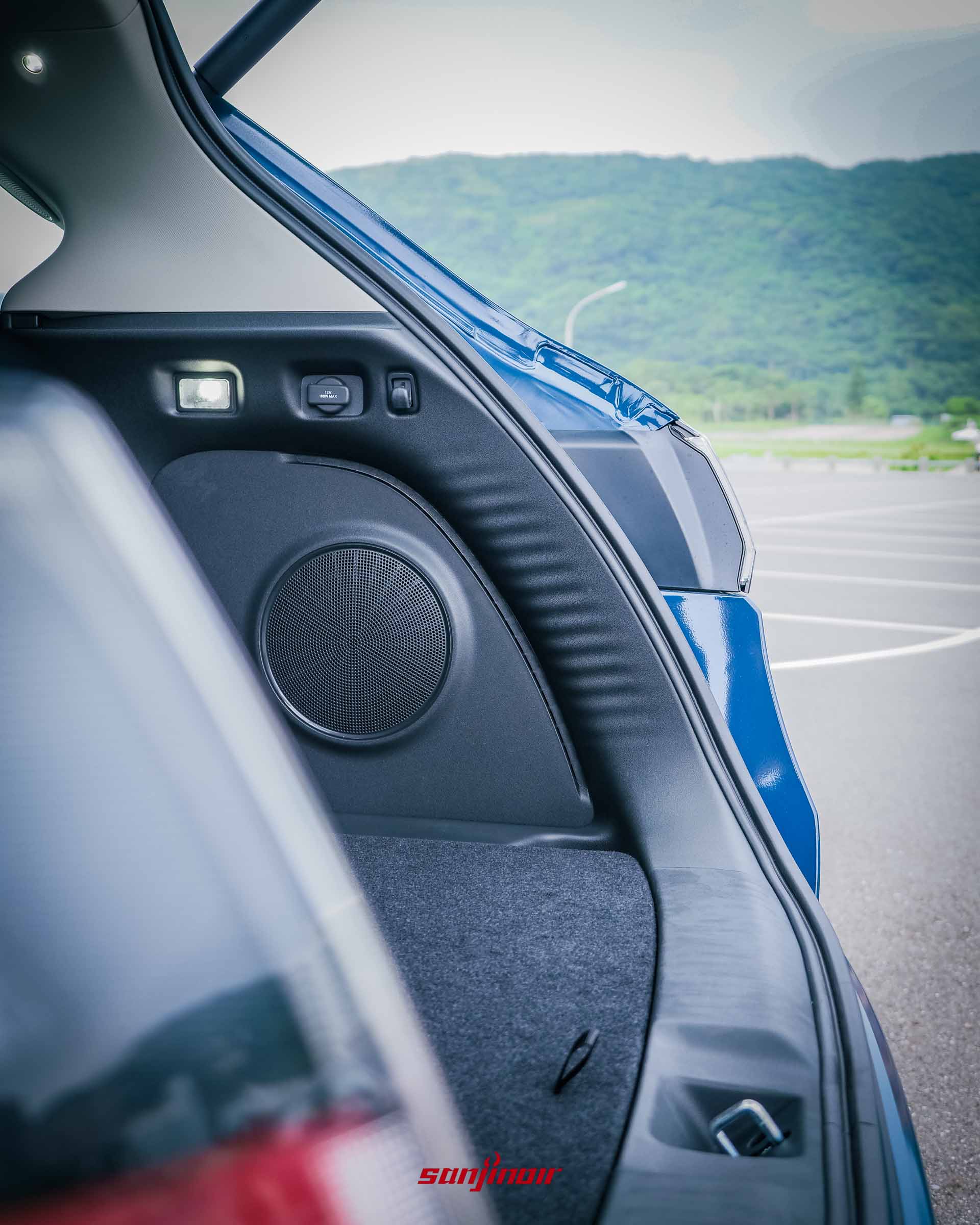 2026 HONDA ZR-V e:HEV後車廂右側的BOSE重低音揚聲器。