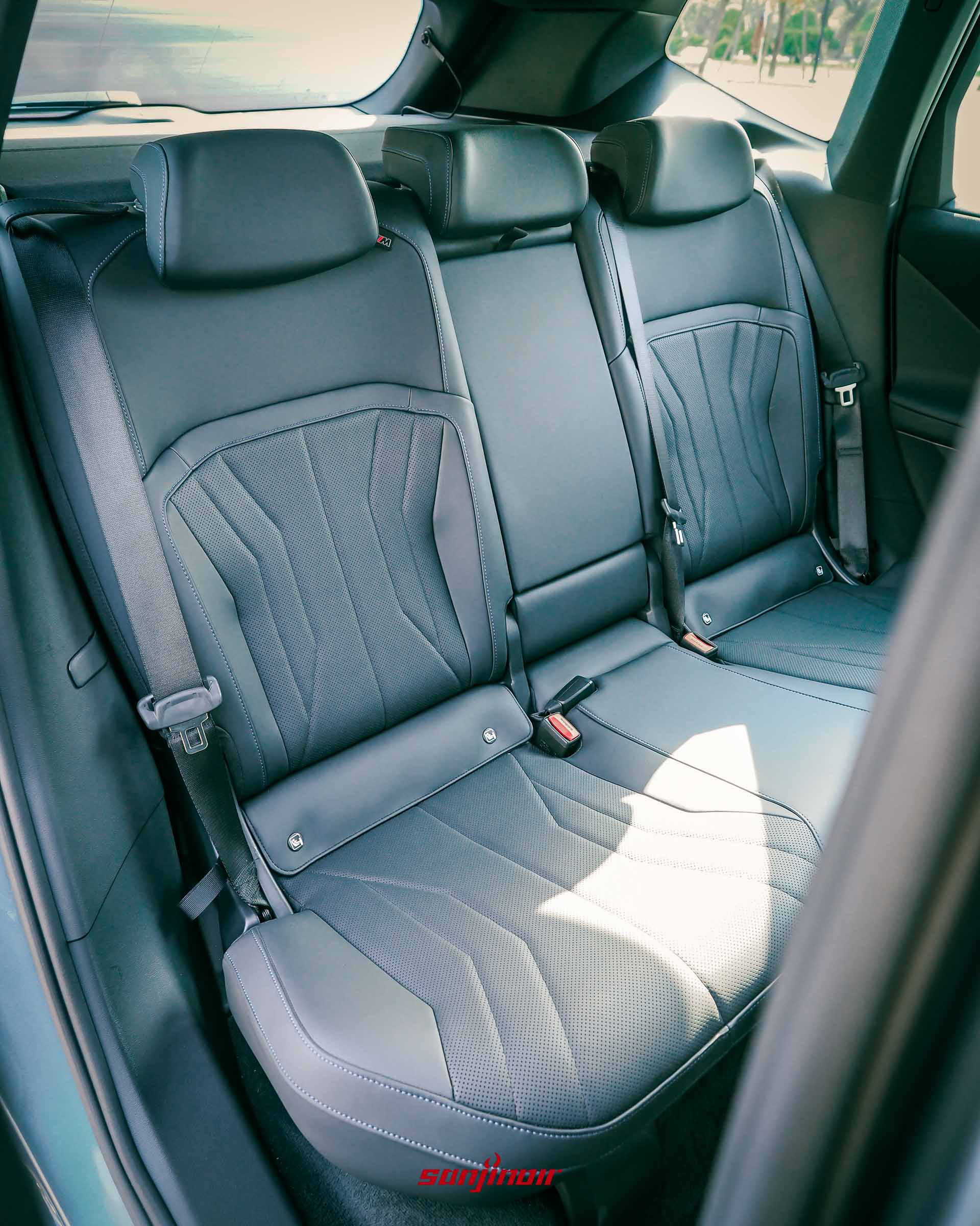 BMW iX3後排座椅空間，展示三人座配置與皮質壓紋細節。