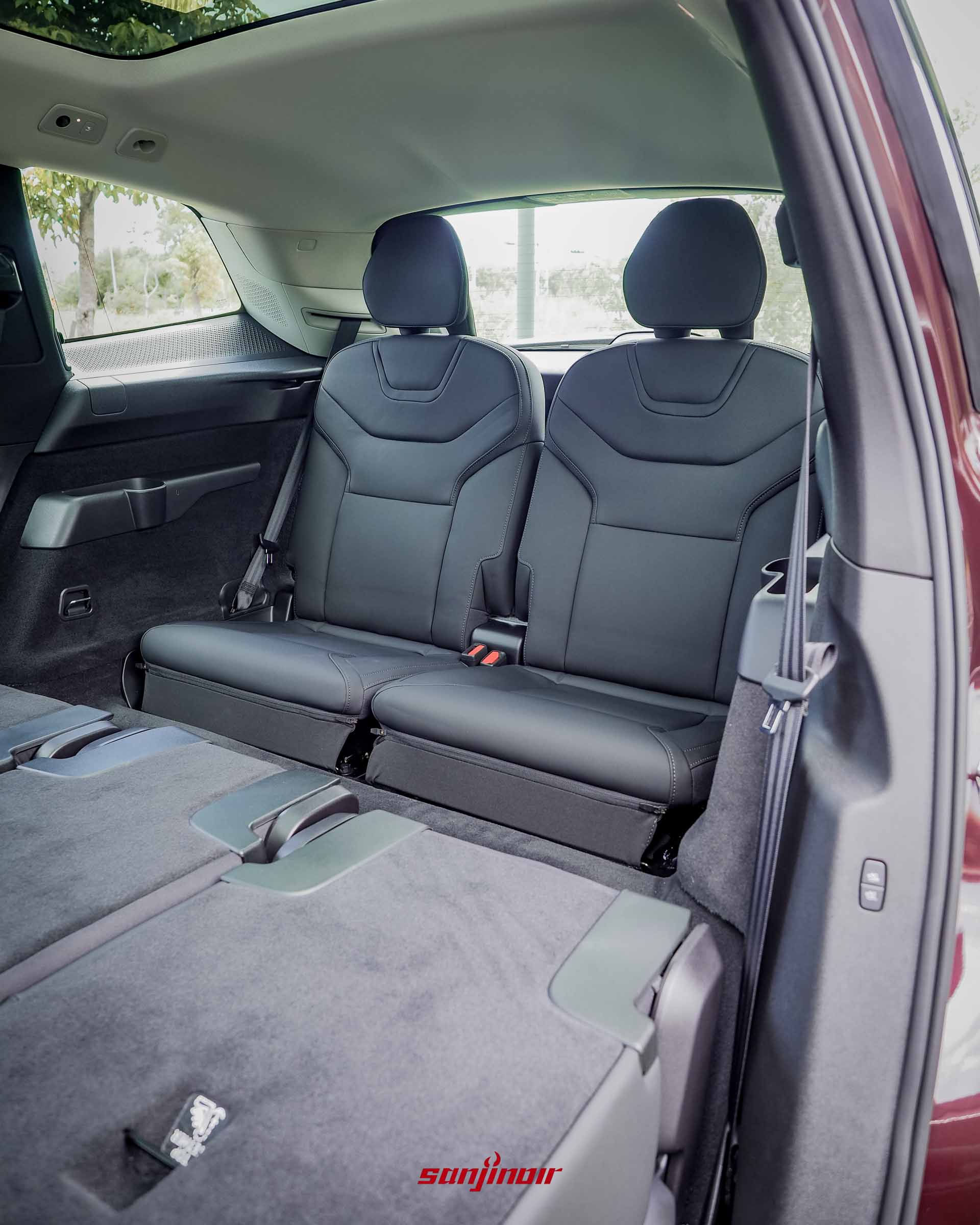 Volvo EX90的第三排座椅特寫,第二排座椅已向前傾倒,展示第三排的黑色皮質雙座配置。