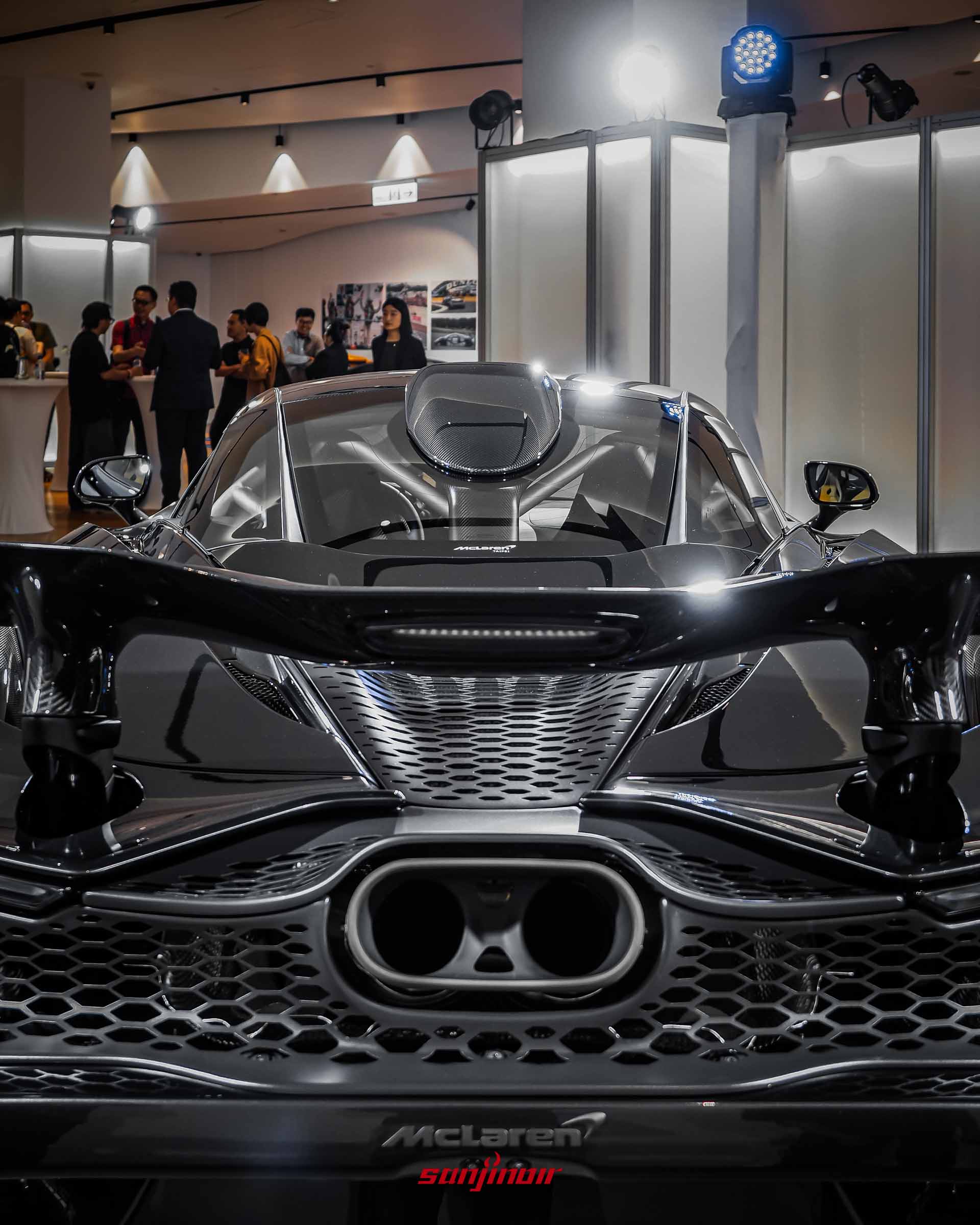 McLaren 750S Le Mans正後方視角,視線聚焦於中央的大型雙出排氣管、蜂巢狀散熱孔、大型碳纖維尾翼與車頂進氣口。
