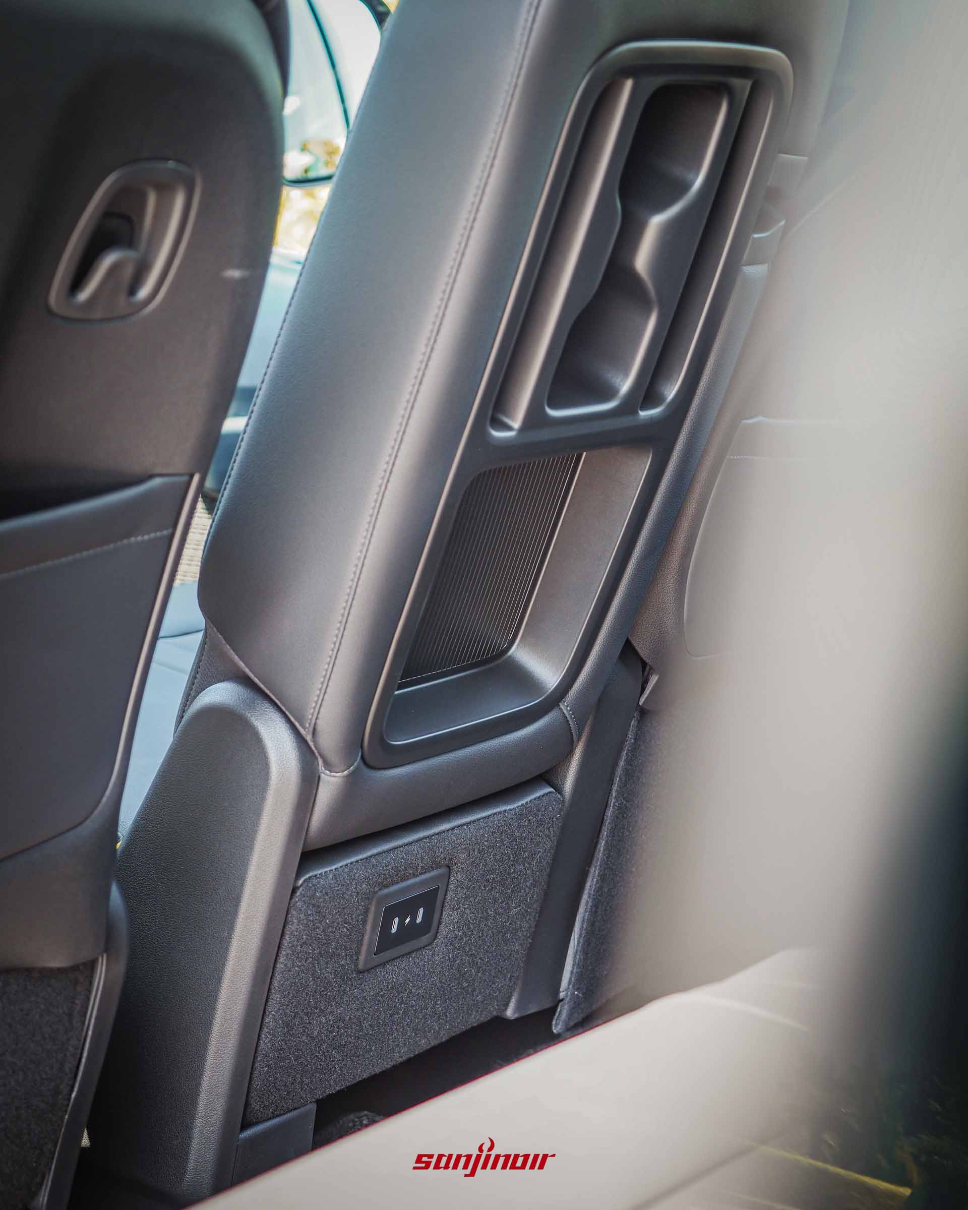特寫 Hyundai Staria 前排中央座椅傾倒後所形成的中央扶手,表面具備置物凹槽與置杯架設計。
