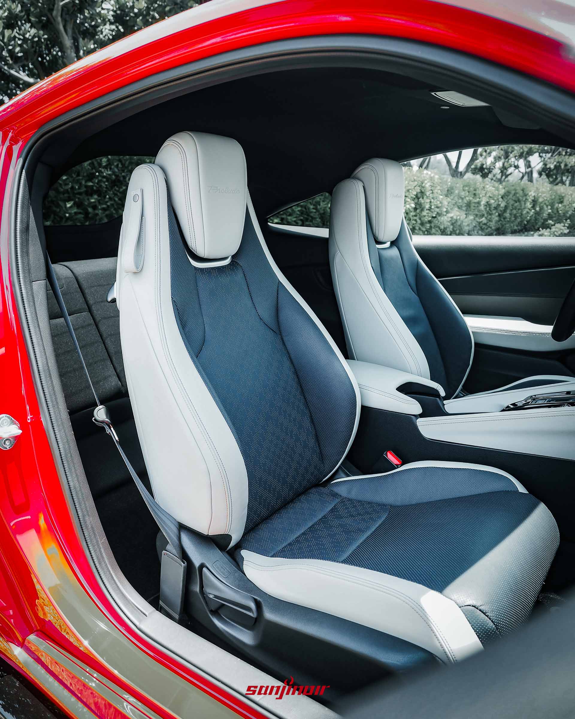 HONDA Prelude副駕駛座視角,展示白藍雙色拼接的前座跑車座椅,椅背上繡有Prelude字樣。