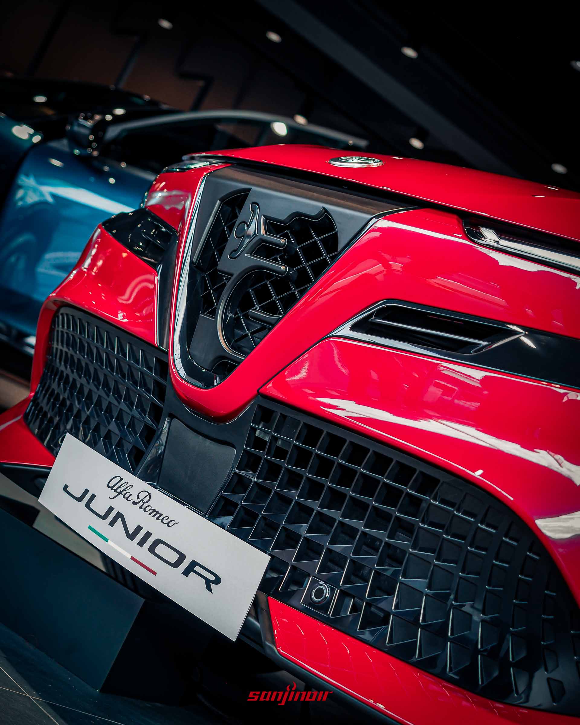 2026台北車展Alfa Romeo Junior車頭水箱護罩特寫，黑色格柵呈現出品牌經典圖騰。
