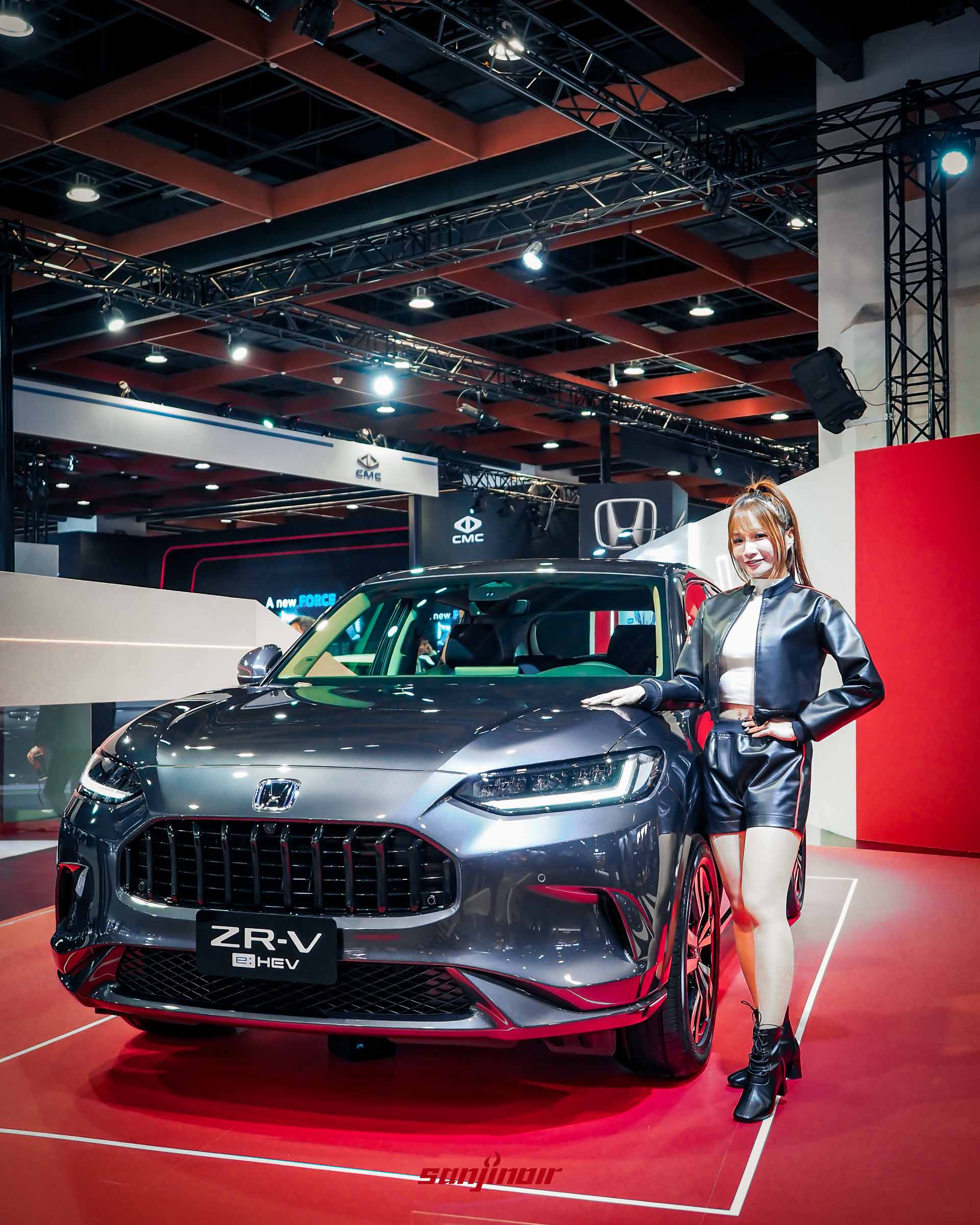 灰色Honda ZR-V e:HEV休旅車，旁邊有一位車模站立展示。