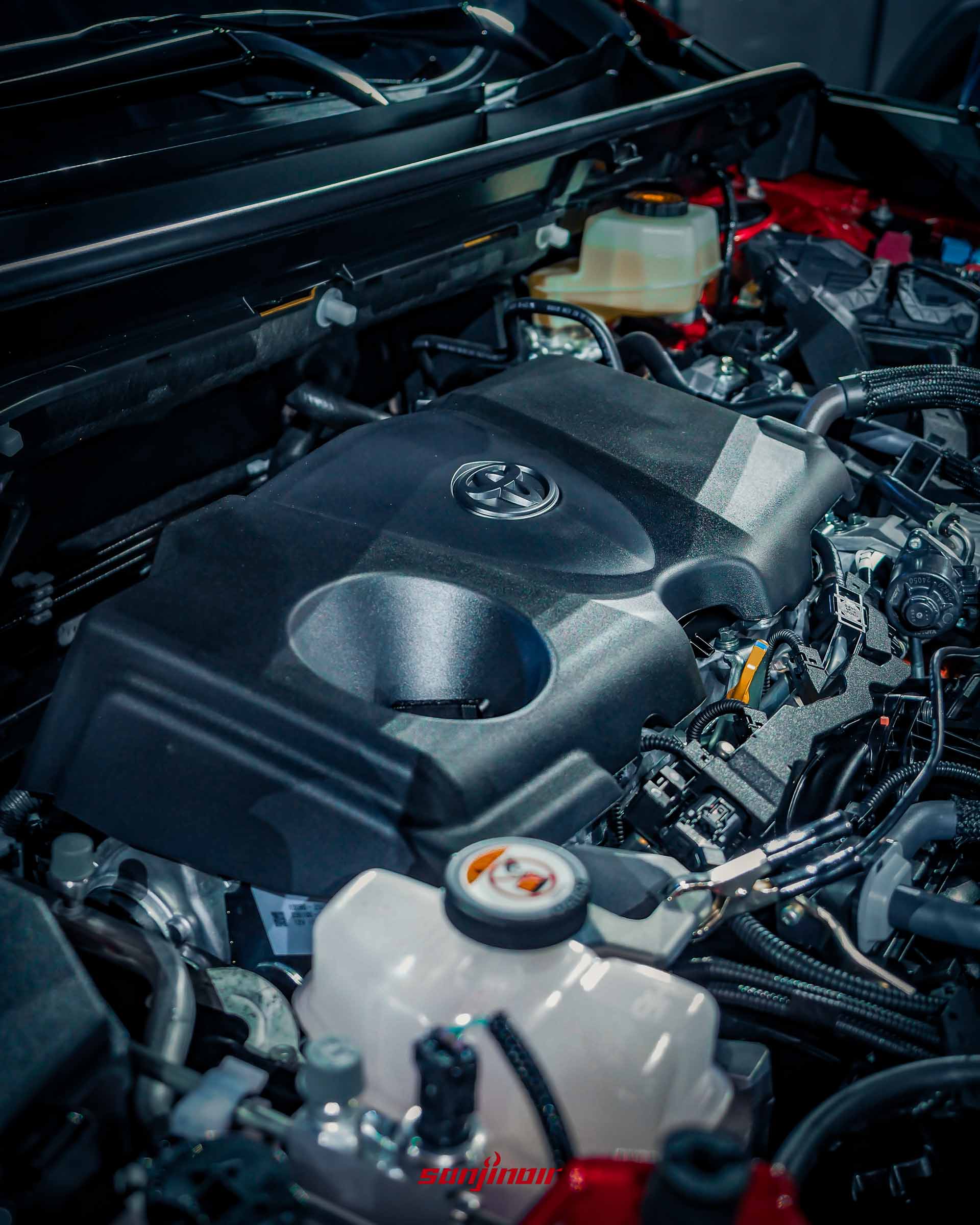 Toyota RAV4 GR Sport引擎室特寫，展示2.5L Hybrid油電複合動力系統。